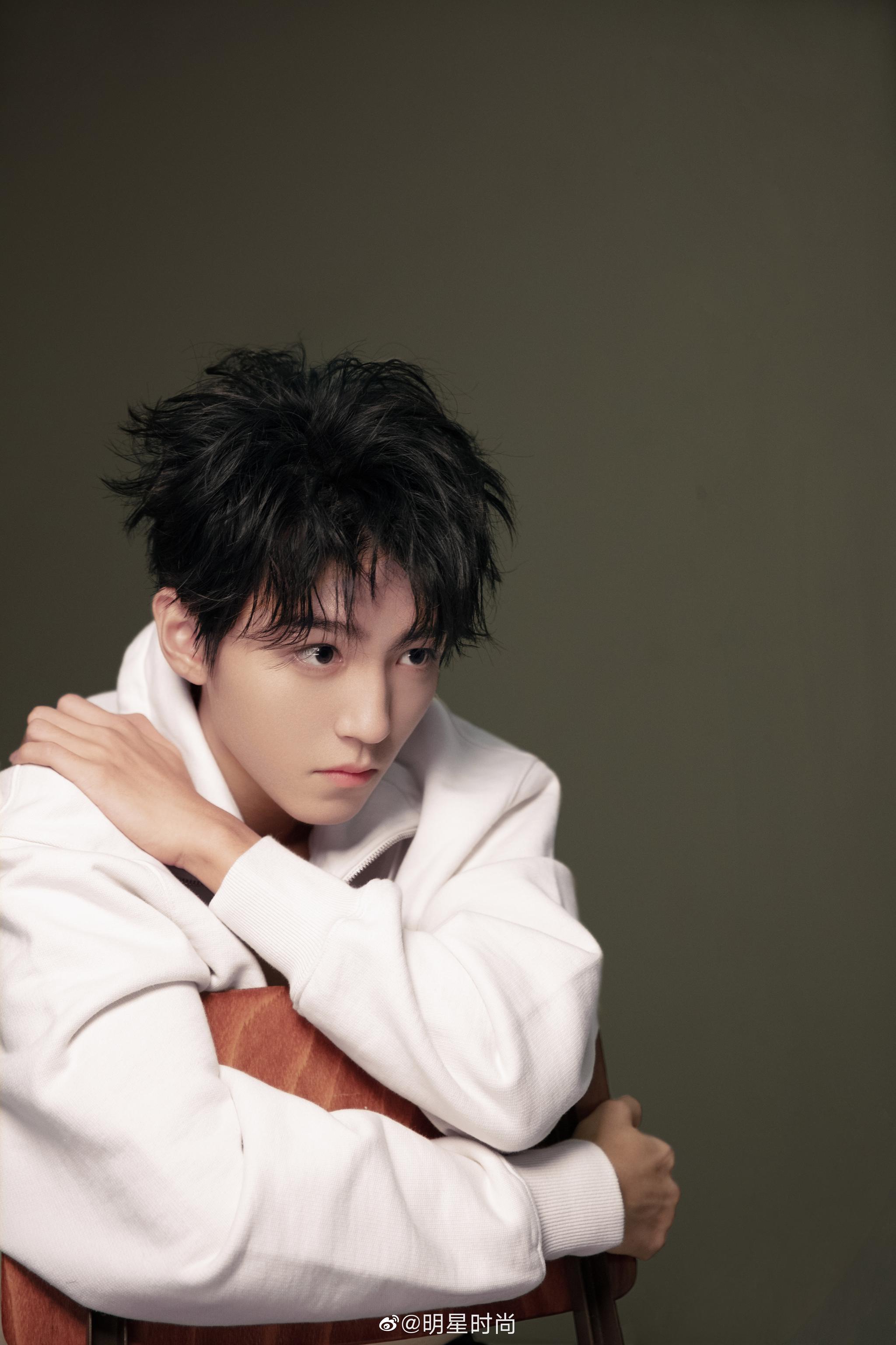 王俊凯高清写真大片来袭锁骨杀眼神杀的暴击