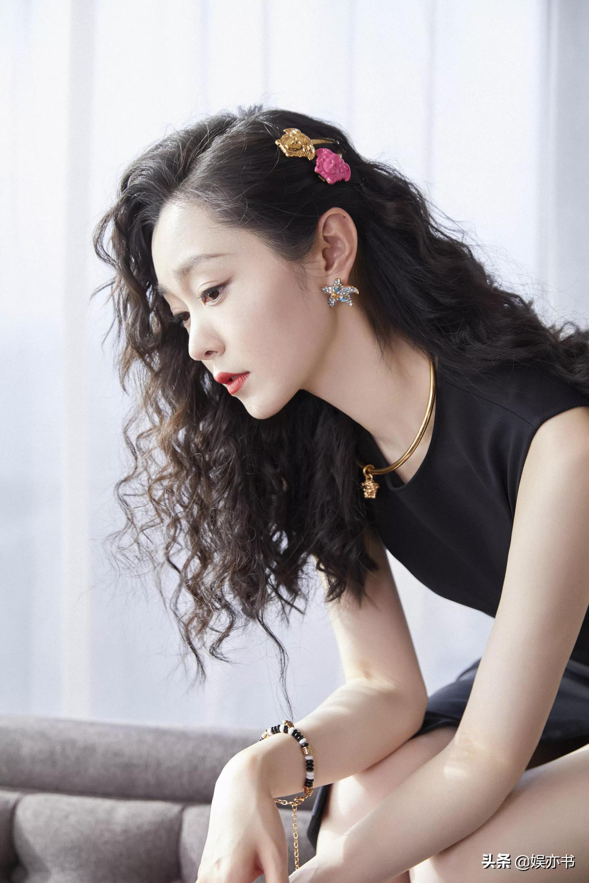 宋轶复古羊毛卷造型酷黑长裙樱粉海星裙慵懒随性酷飒洒脱