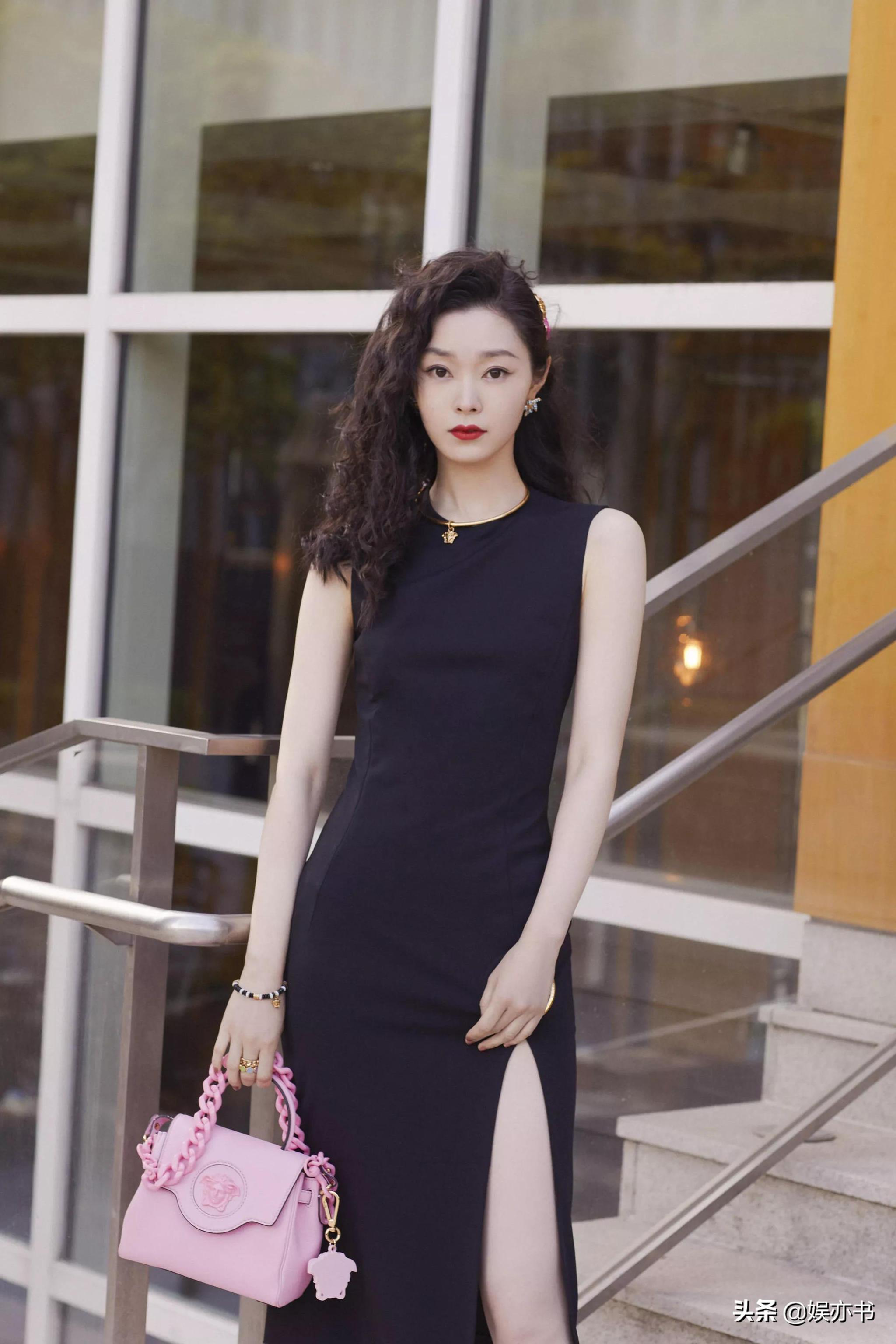 宋轶复古羊毛卷造型酷黑长裙樱粉海星裙慵懒随性酷飒洒脱