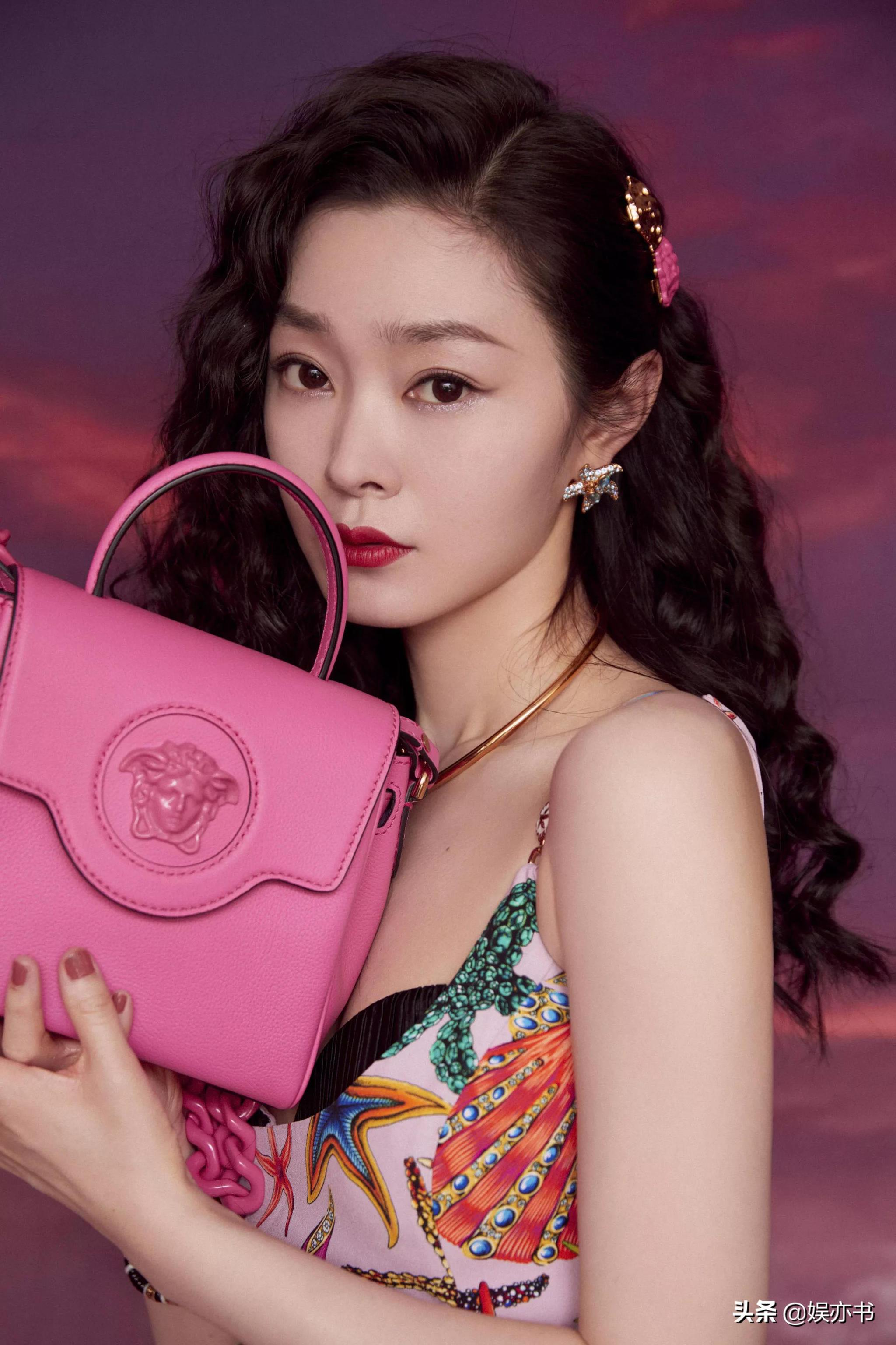 宋轶复古羊毛卷造型酷黑长裙樱粉海星裙慵懒随性酷飒洒脱