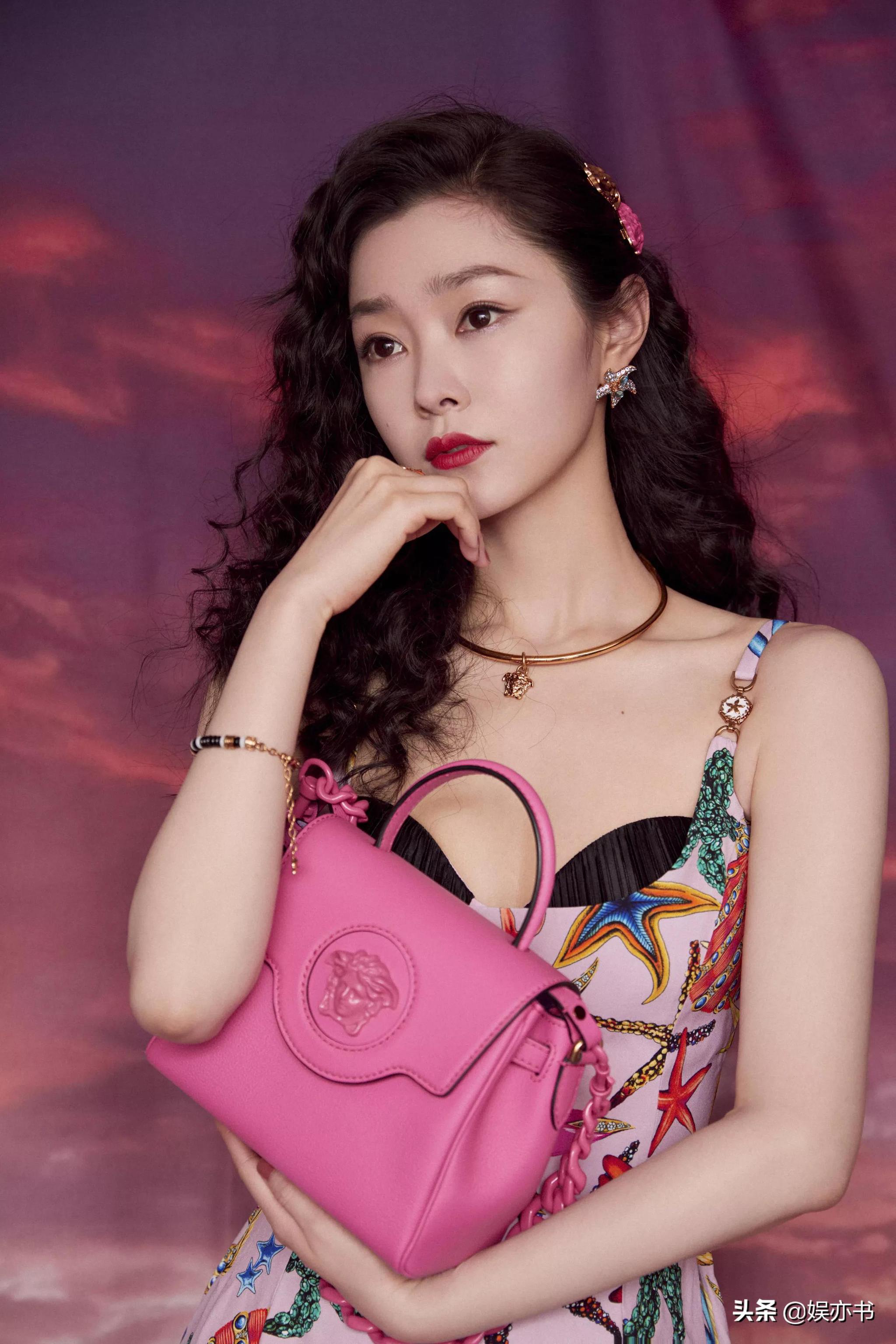 宋轶复古羊毛卷造型酷黑长裙樱粉海星裙慵懒随性酷飒洒脱