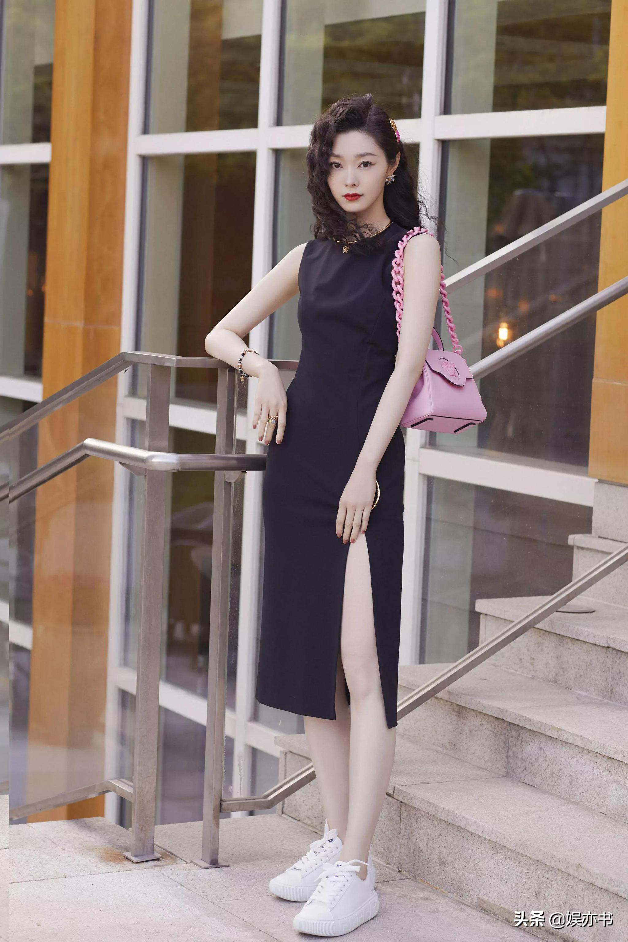 宋轶复古羊毛卷造型酷黑长裙樱粉海星裙慵懒随性酷飒洒脱