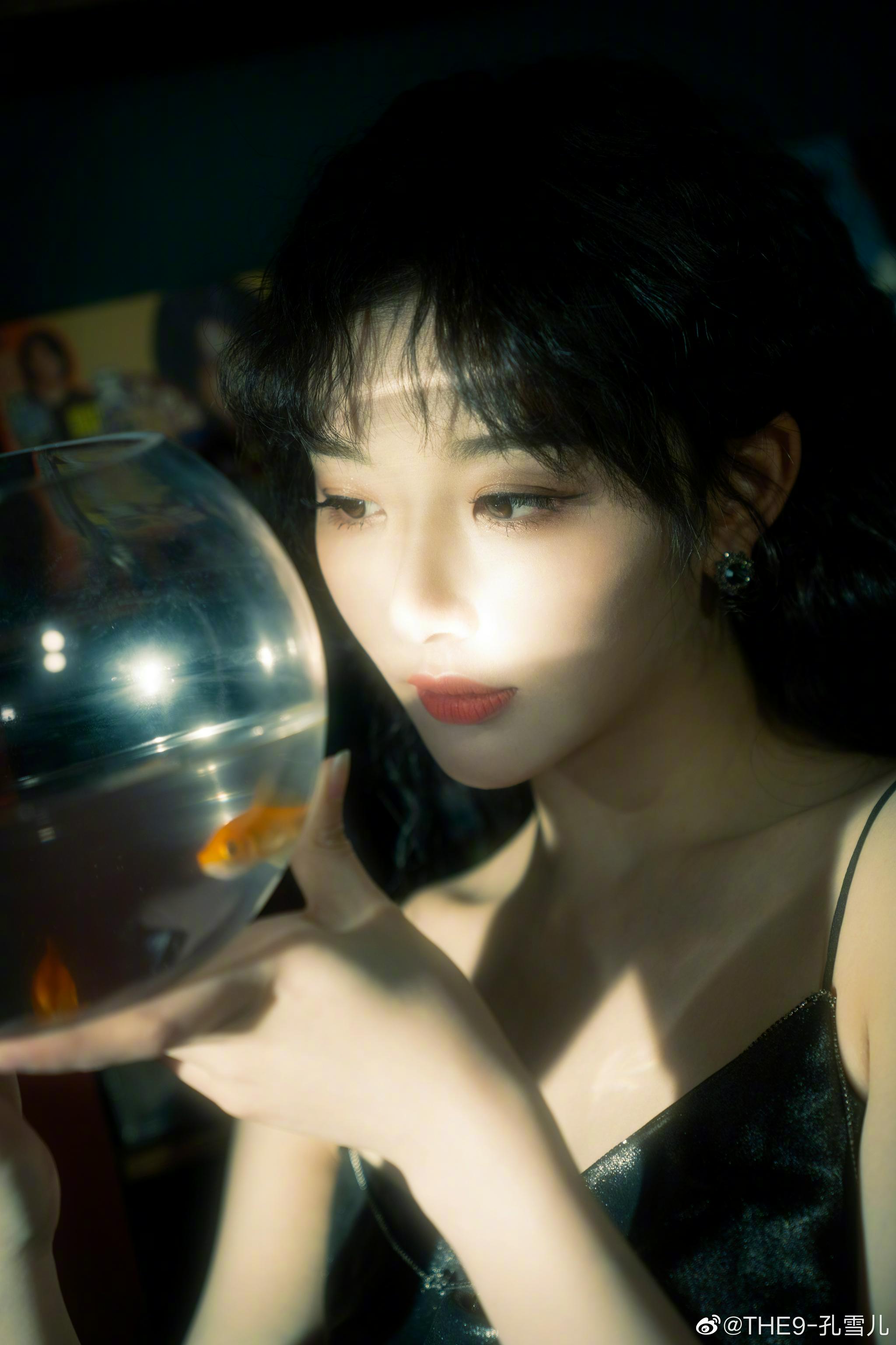 孔雪儿复古港风吊带装好美,美女风格好多变