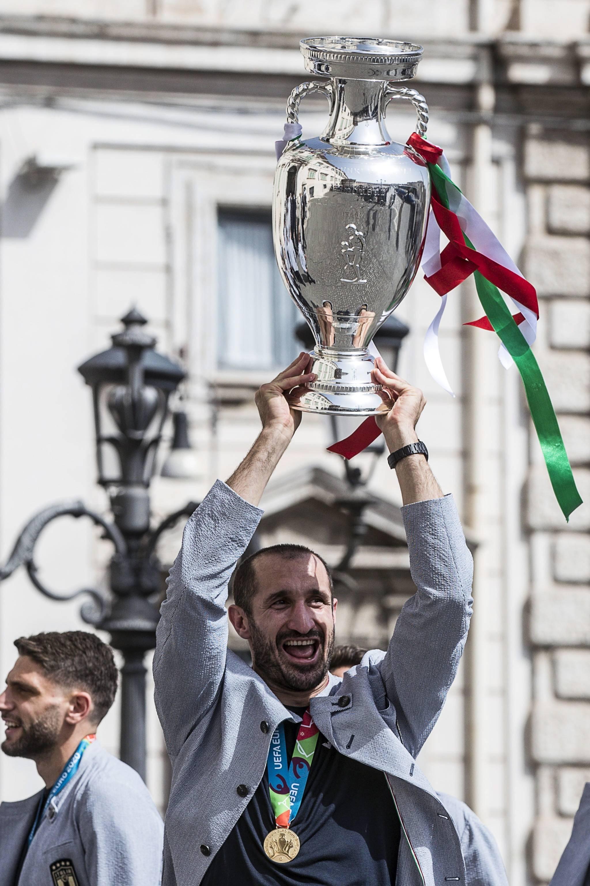 足球——欧锦赛:意大利队载誉归国