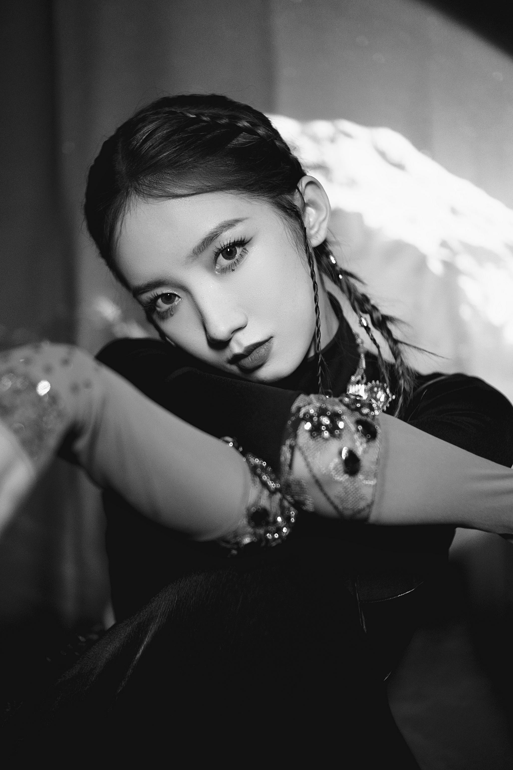 最新舞台造型,绿黑拼接短装搭配灯笼裤,拳击辫造型……|孟美岐|撞色