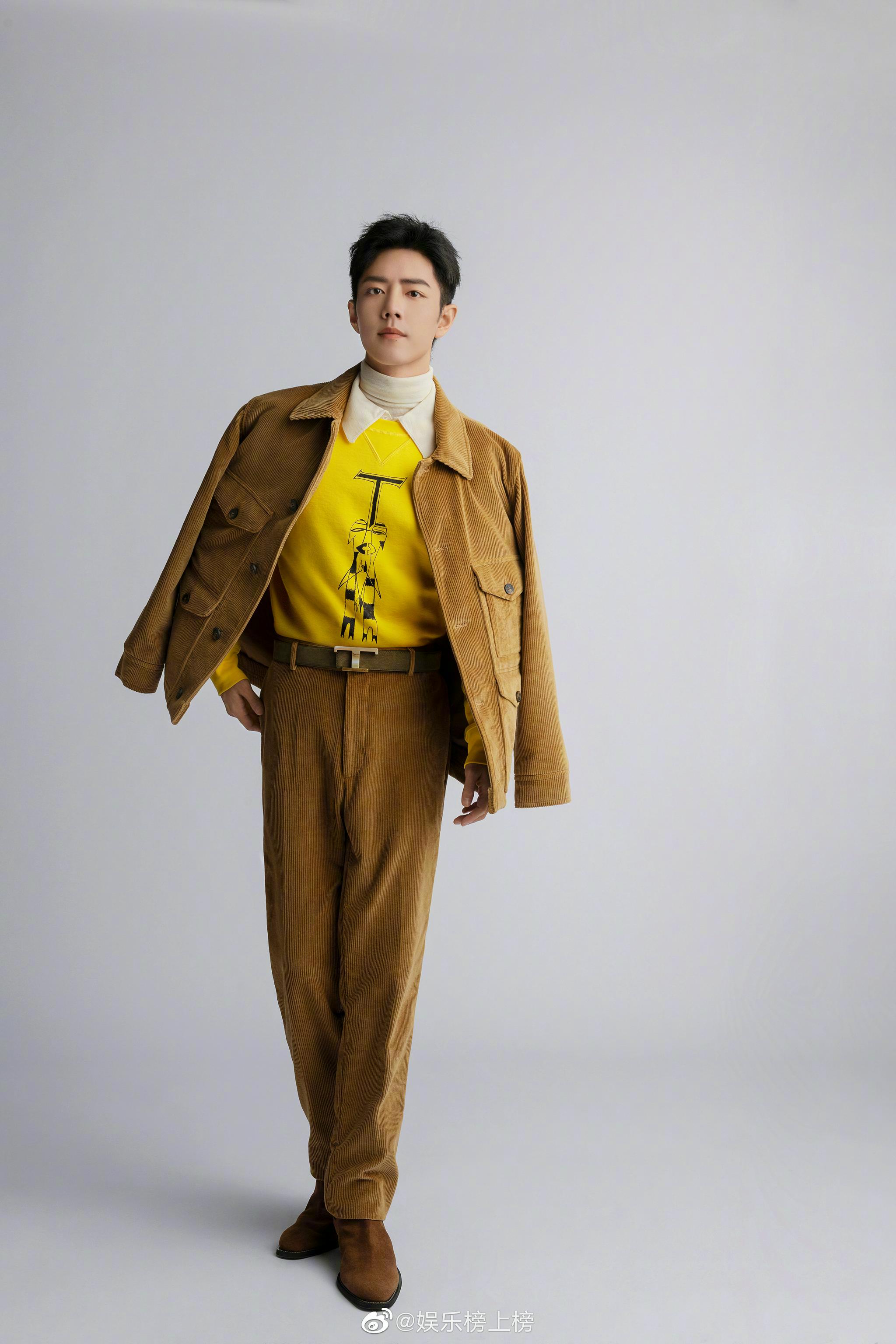 肖战最新时尚秀,卡其色套装加身,配黄色内搭