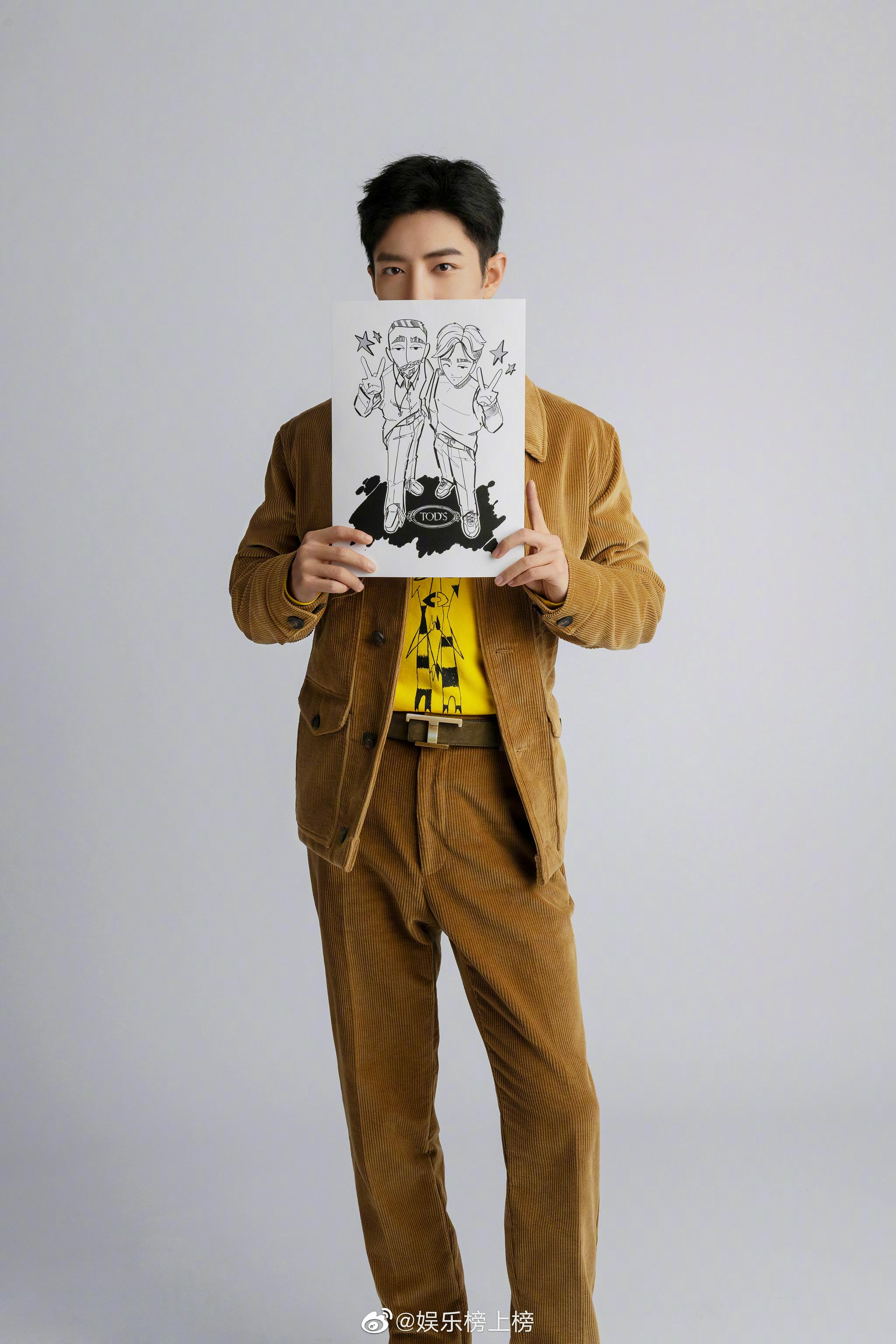 肖战最新时尚秀,卡其色套装加身,配黄色内搭