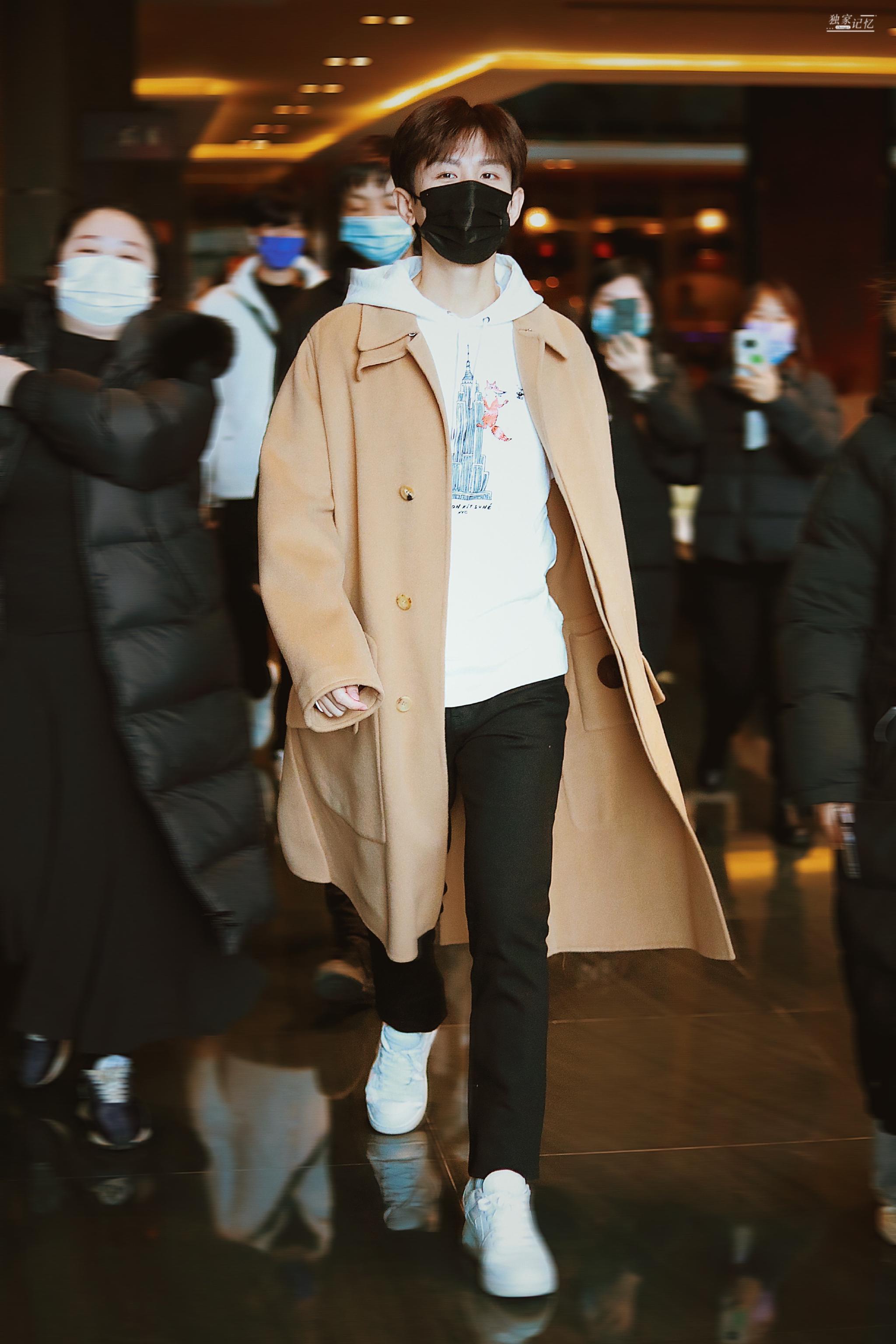 成毅《奇妙之城》录制路透 卡其色风衣搭配白色连帽卫衣……__财经
