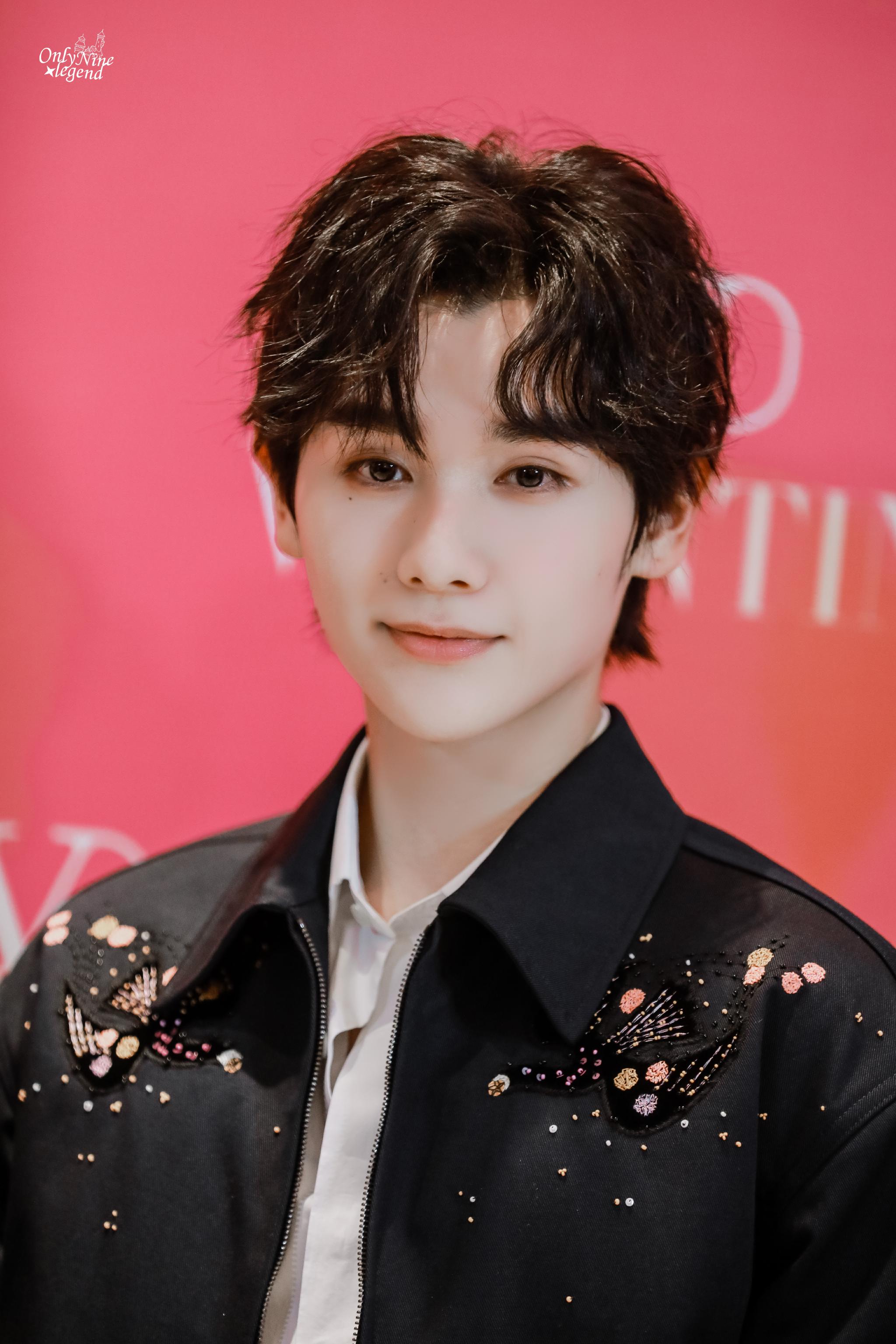 高卿尘活动饭拍图 精致的卷毛小九 笑的时候好甜|刘宇_新浪新闻