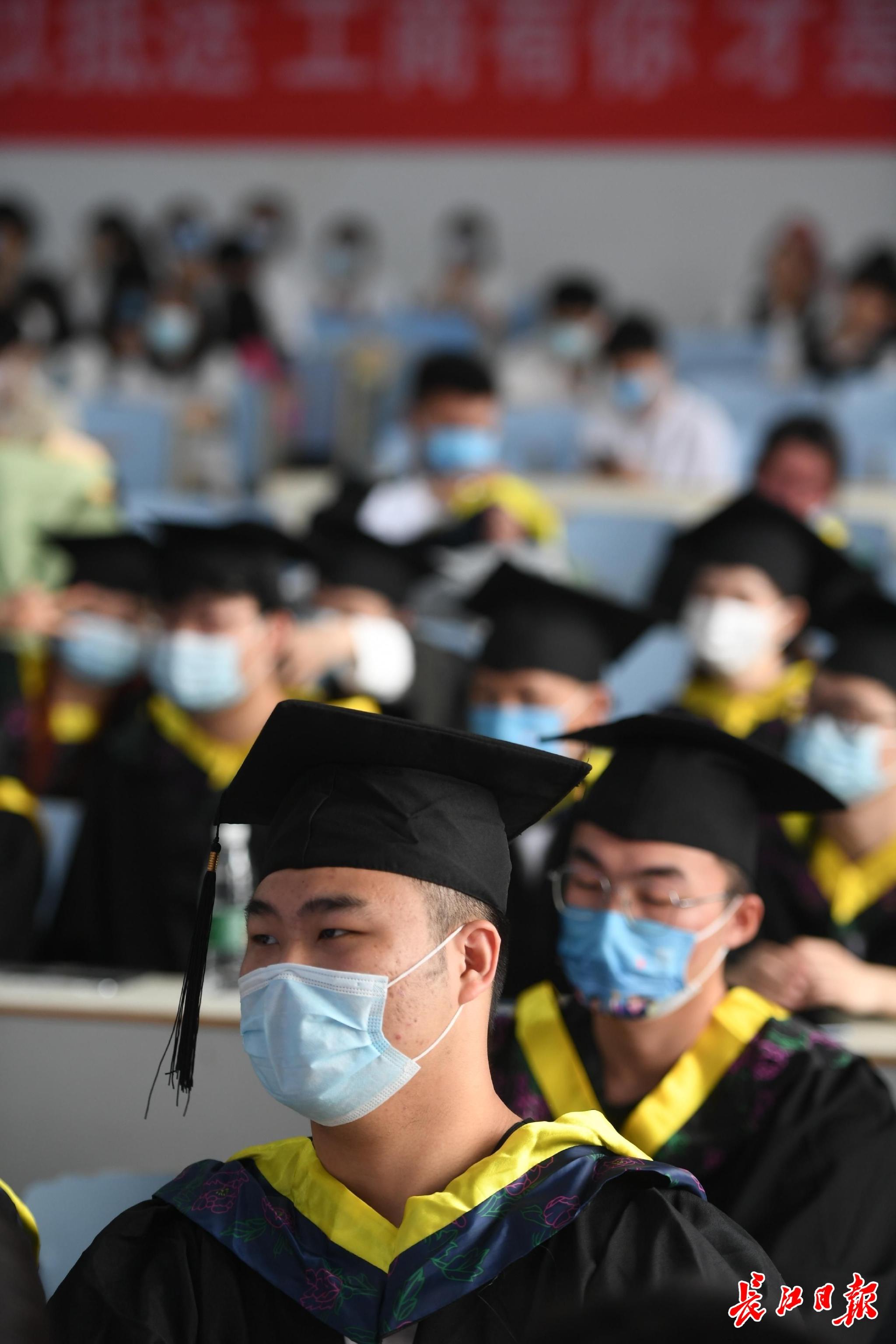 武汉迎今年首场高校毕业典礼首批00后大学生毕业了