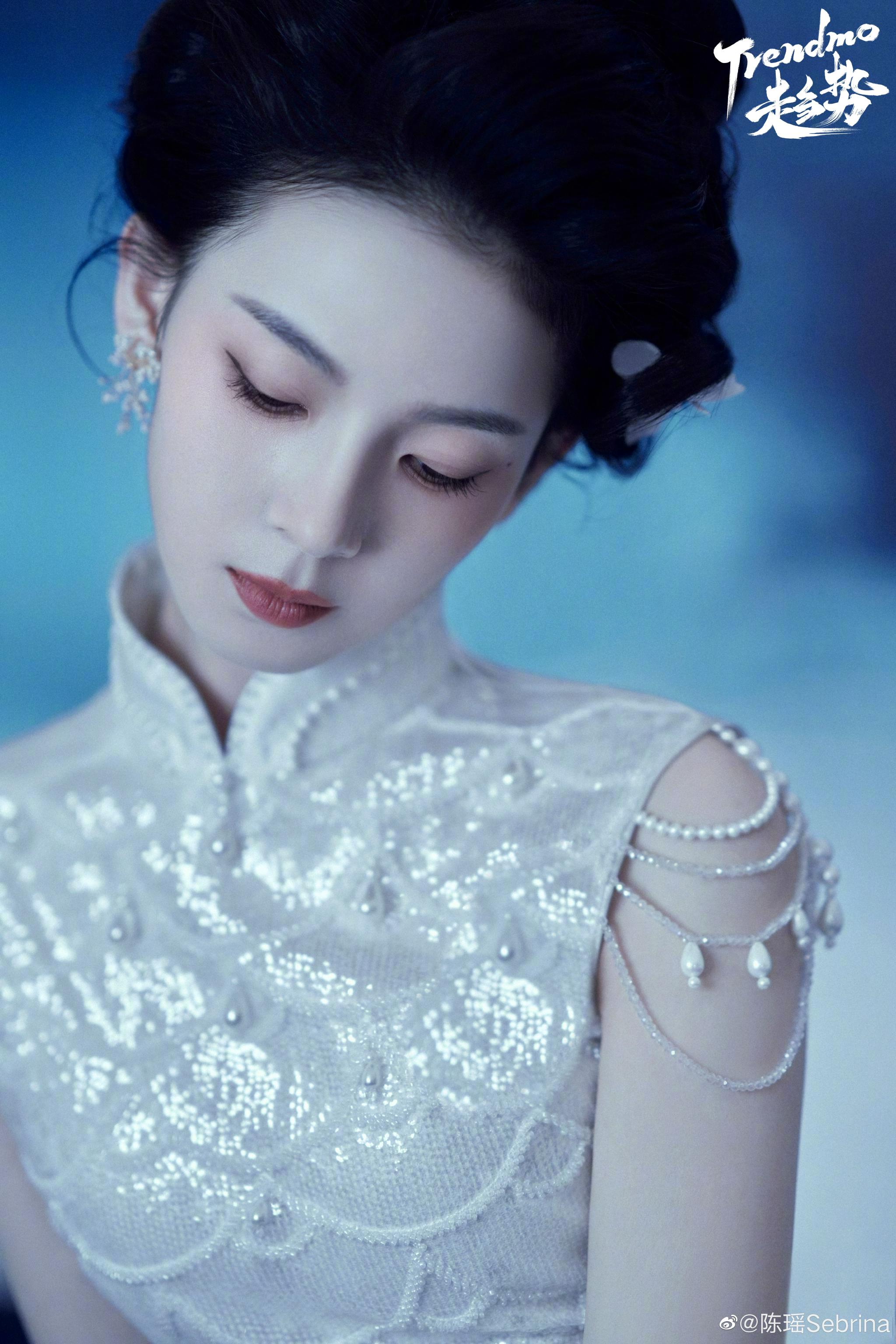 陈瑶6月复古旗袍大片,真的好精致黑色长裙勾勒完美曲线……|陈瑶_新浪新闻