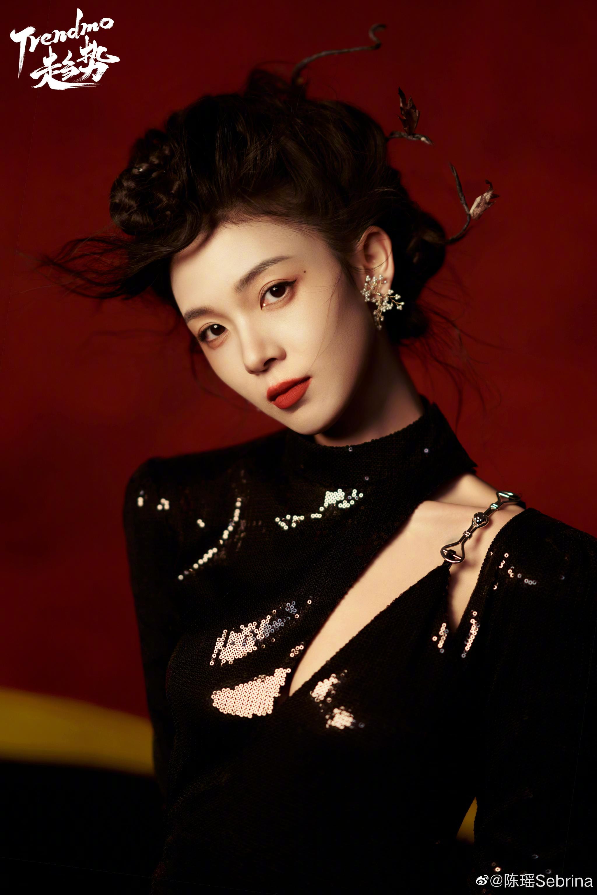 陈瑶6月复古旗袍大片,真的好精致黑色长裙勾勒完美曲线……|陈瑶_新浪新闻