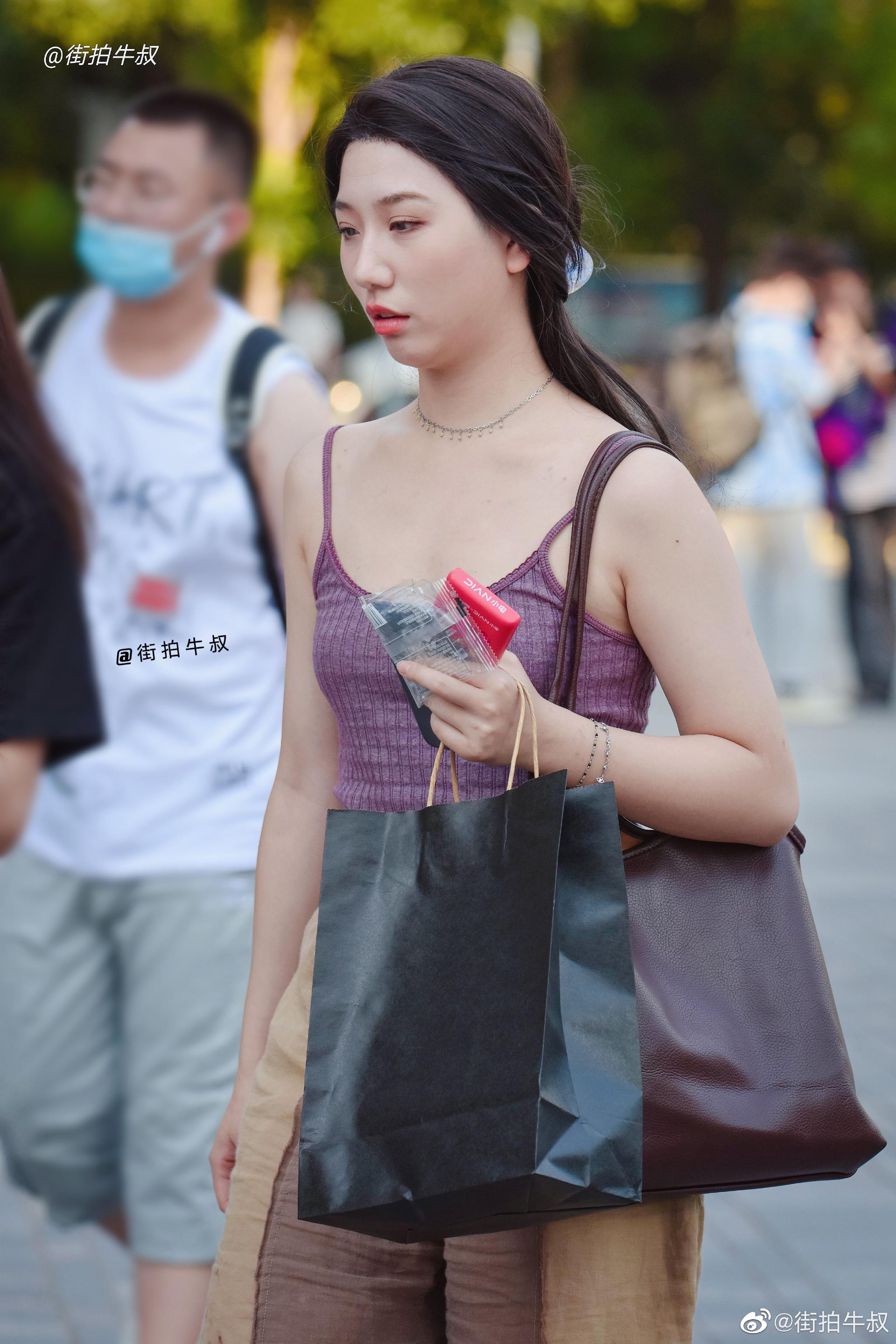 美女穿着田园风的亚麻阔腿裤出街