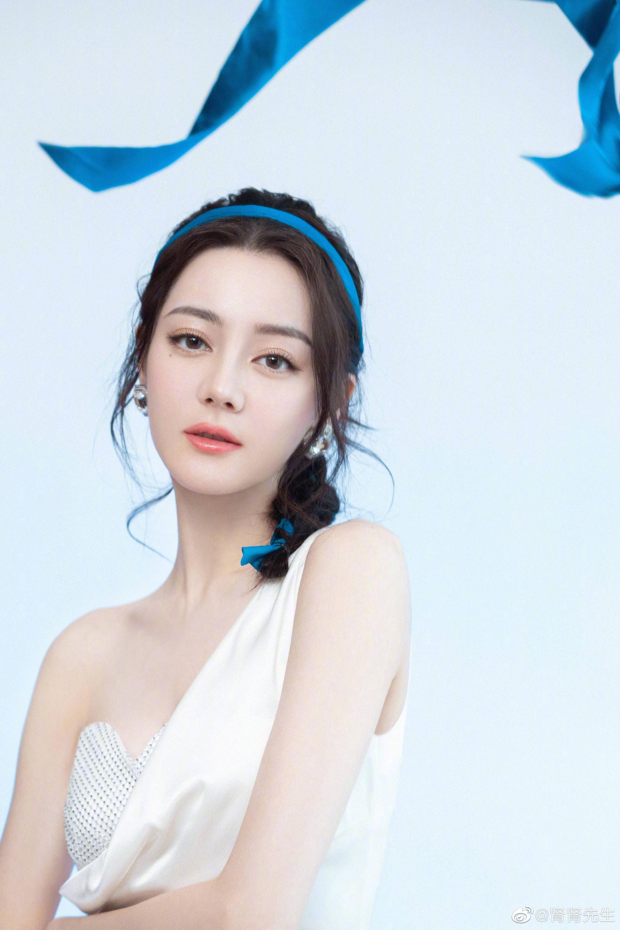 迪丽热巴今天品牌活动图夏日清凉感扑面而来老婆又美又甜