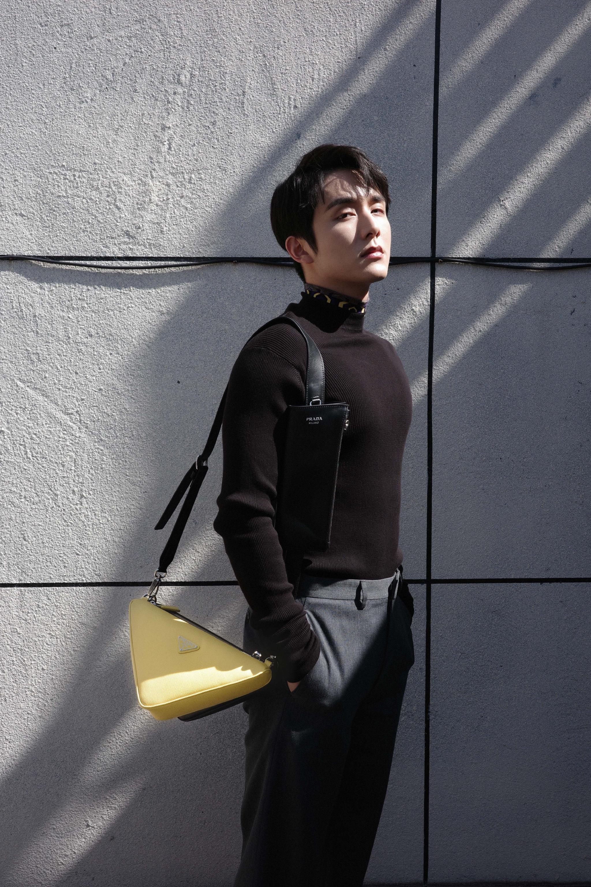 张新成晒最近的日常六宫格黑色毛衣将本哥的胸肌一览无余