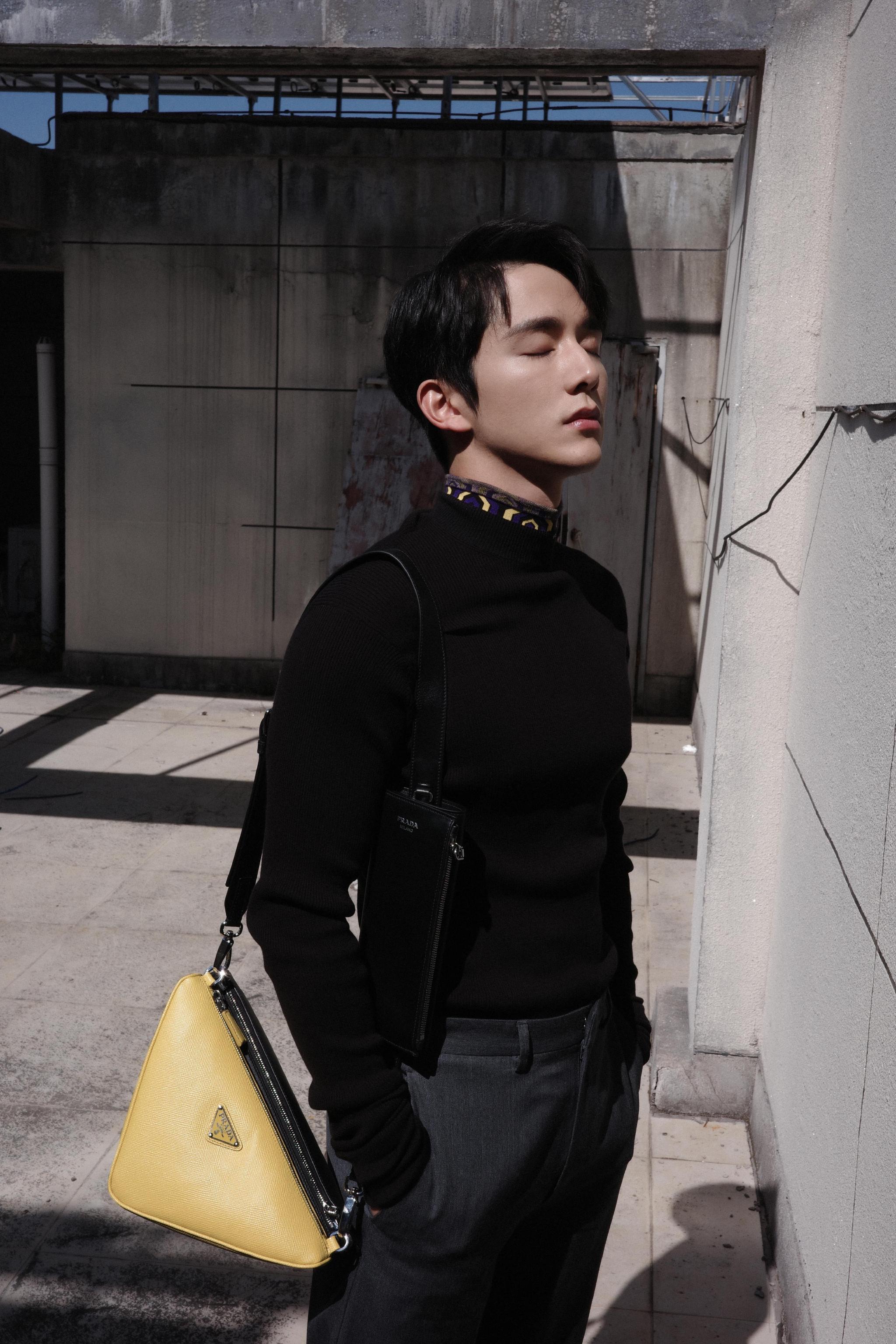 张新成晒最近的日常六宫格 黑色毛衣将本哥的胸肌一览无余_高清图集