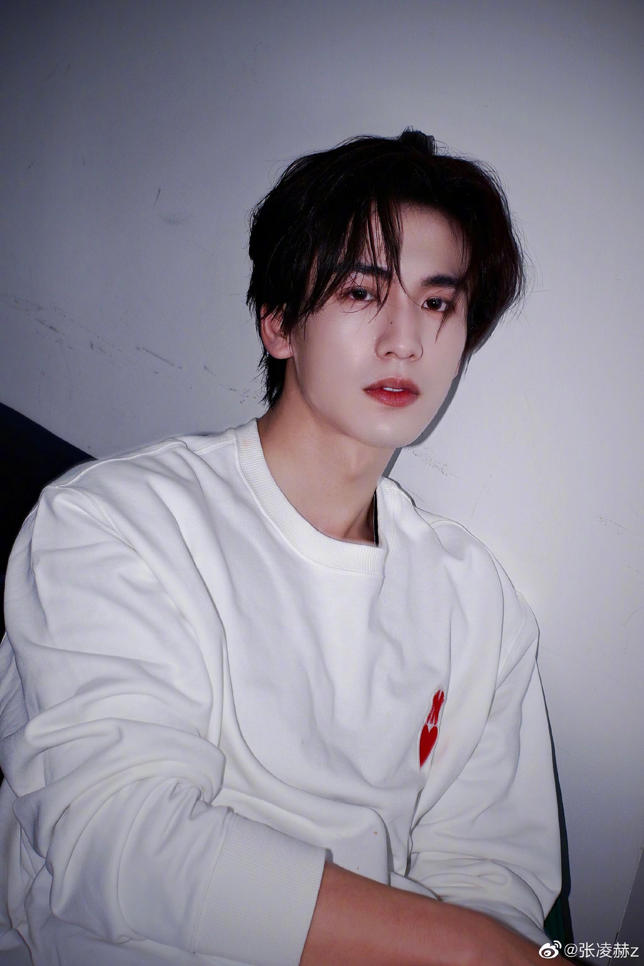 张凌赫分享胶片风怼脸随拍,突然被帅到啦 张凌赫你多多分享!