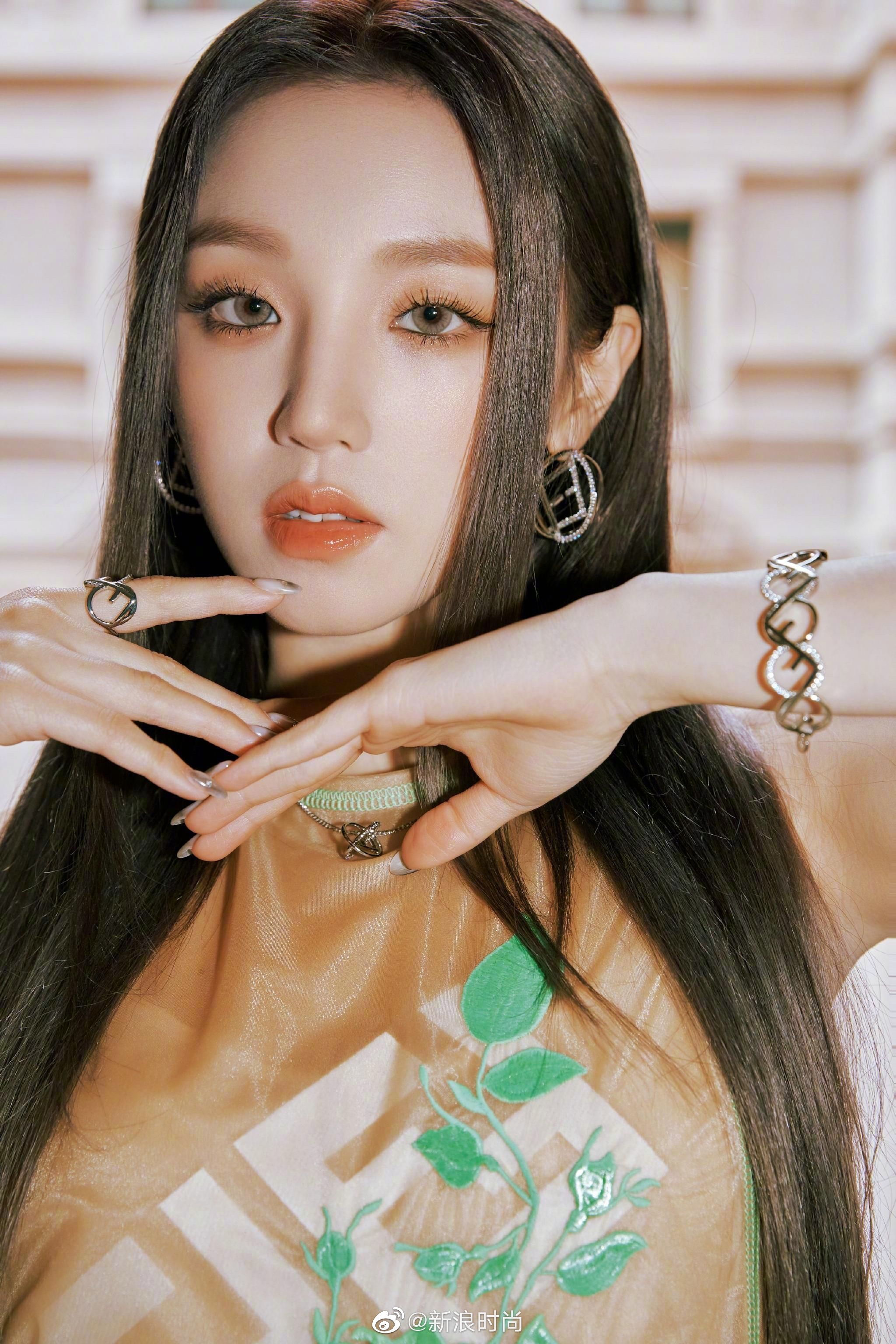 明星看秀造型 | 宋雨琦纱裙造型绎东方风情