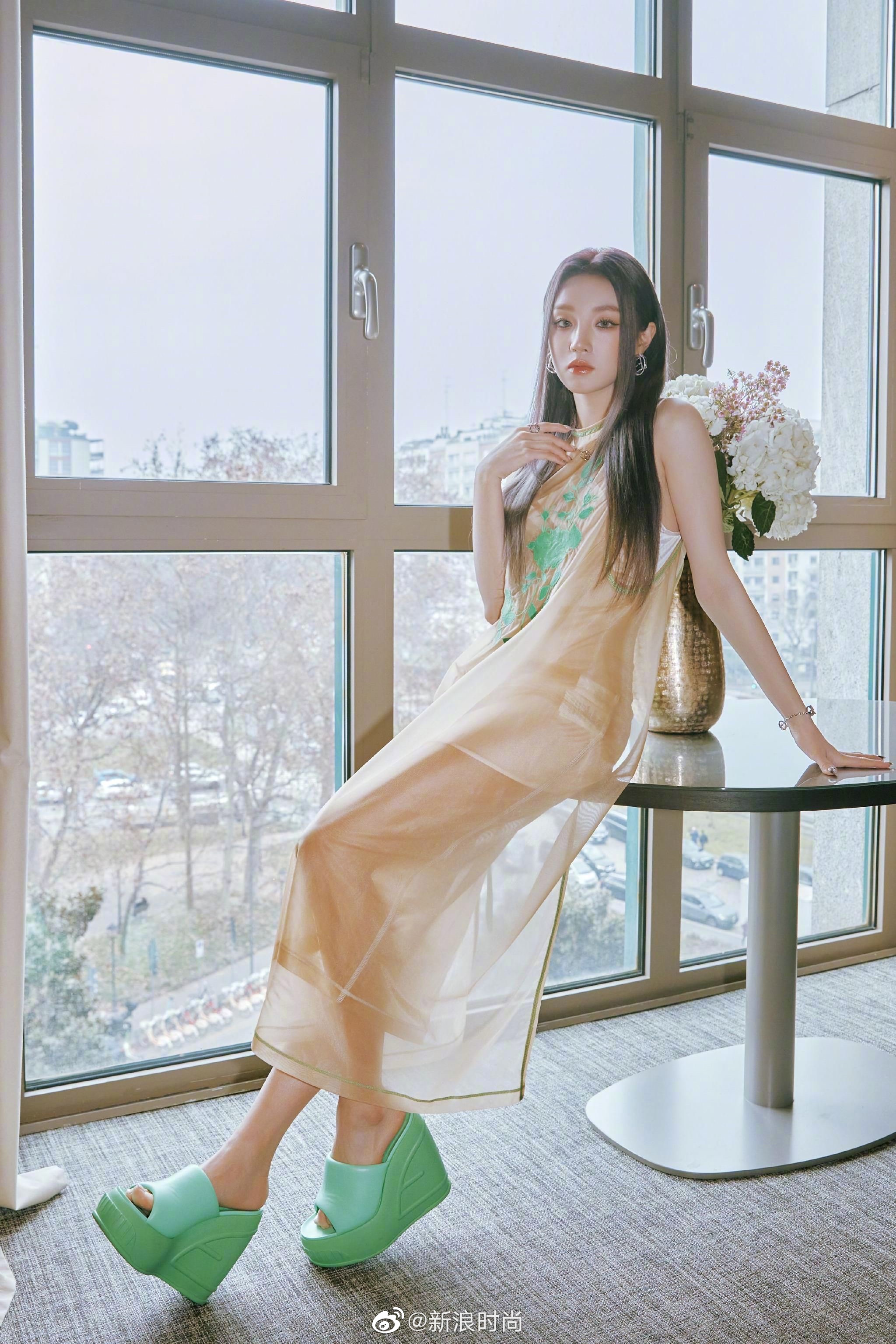 宋雨琦出席芬迪2023秋冬米兰时装周大秀,她身穿长短叠搭纱裙,以翠绿色