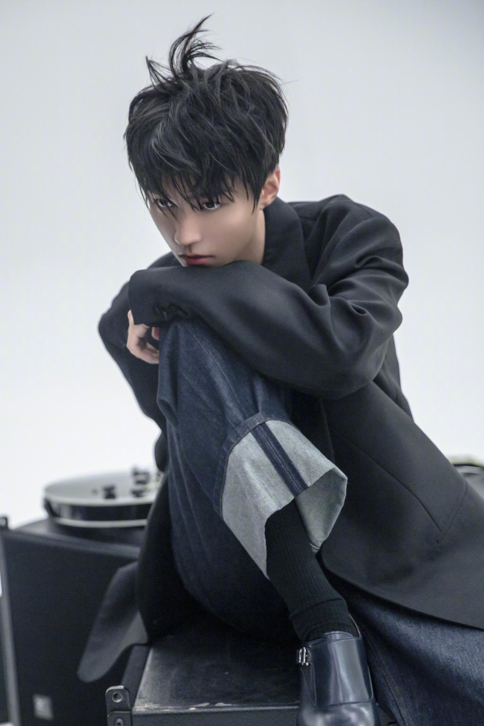 硬汉王俊凯! 手臂线条分明,小麦色皮肤尽显野性!