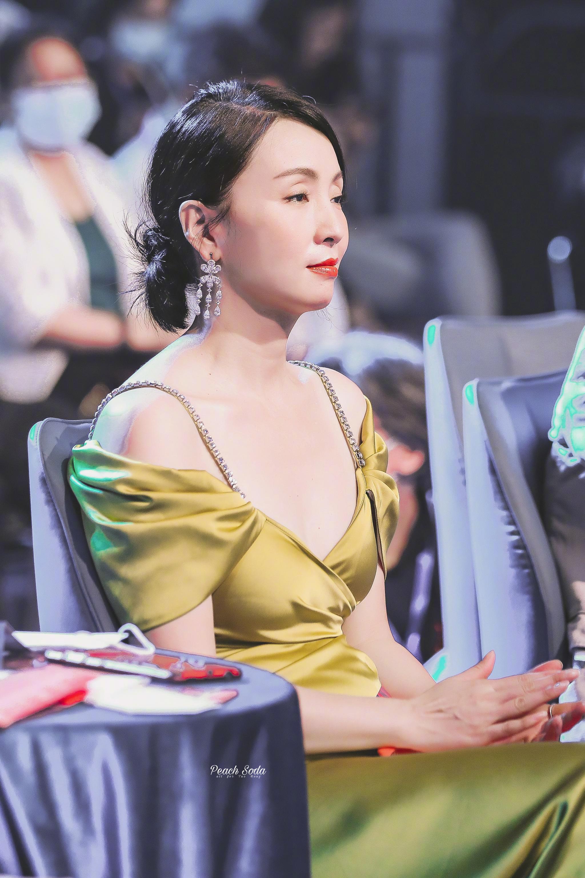 粉丝镜头下的陶虹49岁身材依旧保持的很好真耐看