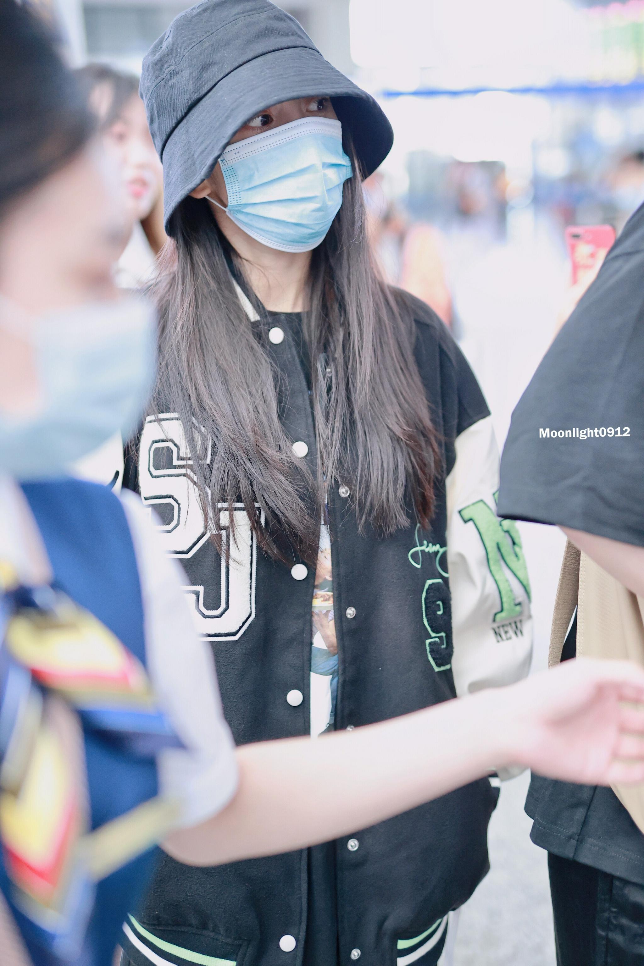 杨幂上海出发饭拍 黑色渔夫帽棒球服的酷妹～大幂幂真的好时髦