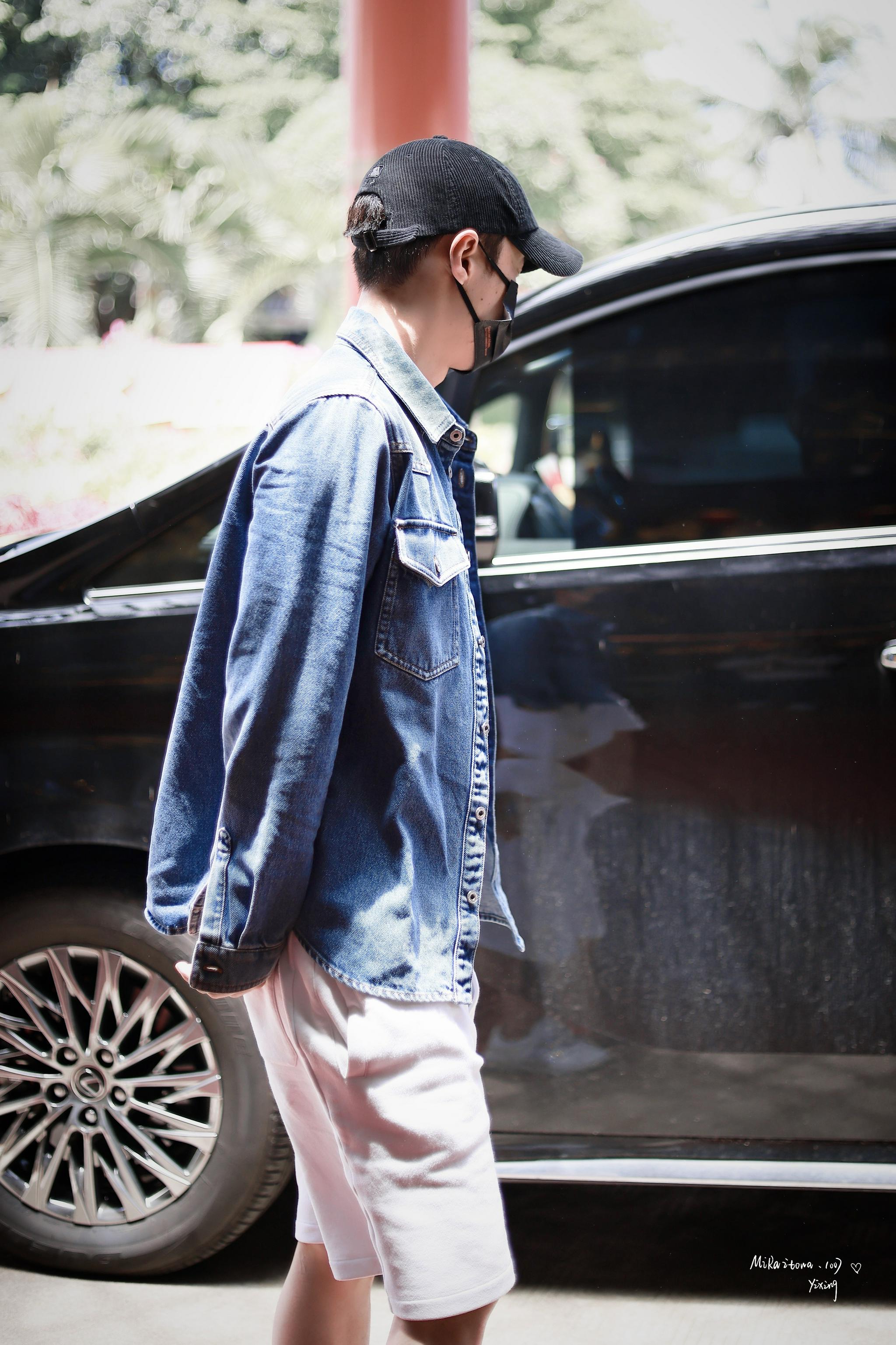 张艺兴机场出发饭拍 牛仔外套搭配白色短裤……_高清图集_新浪网