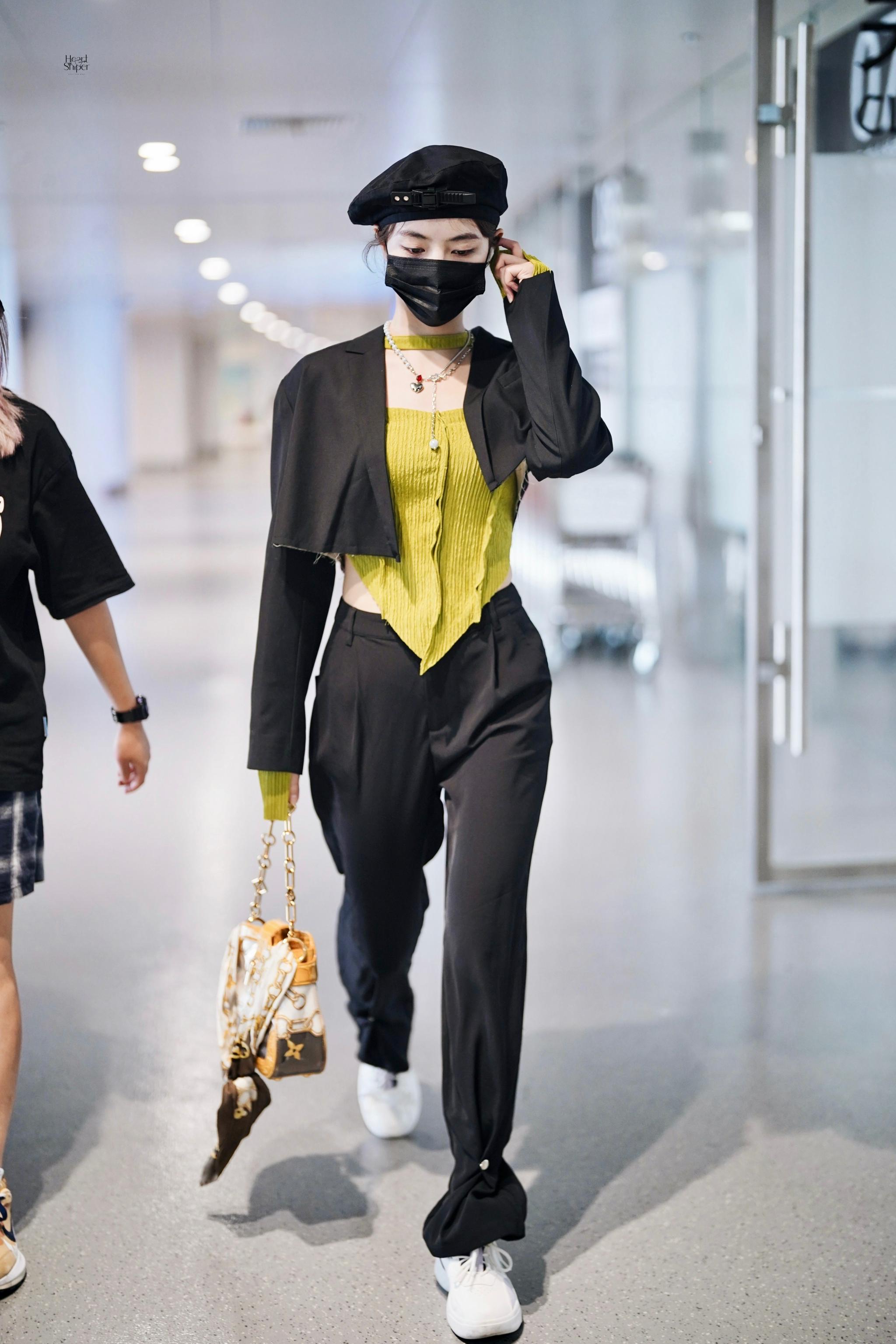 许佳琪机场出发饭拍 黑色贝雷帽搭配绿色挂脖上衣,kiki好辣!