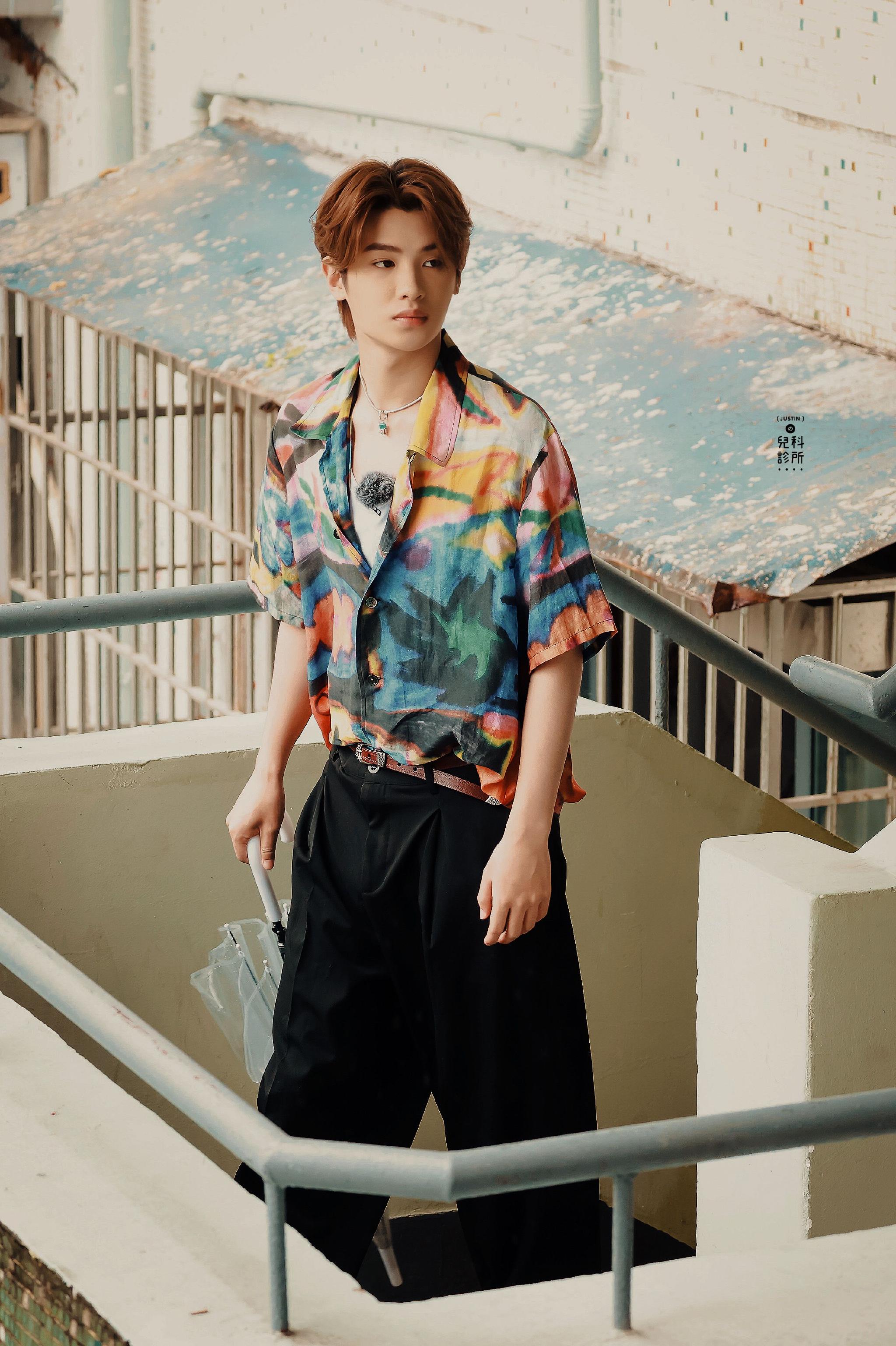 黄明昊花衬衫饭拍96 港风氛围感拉满