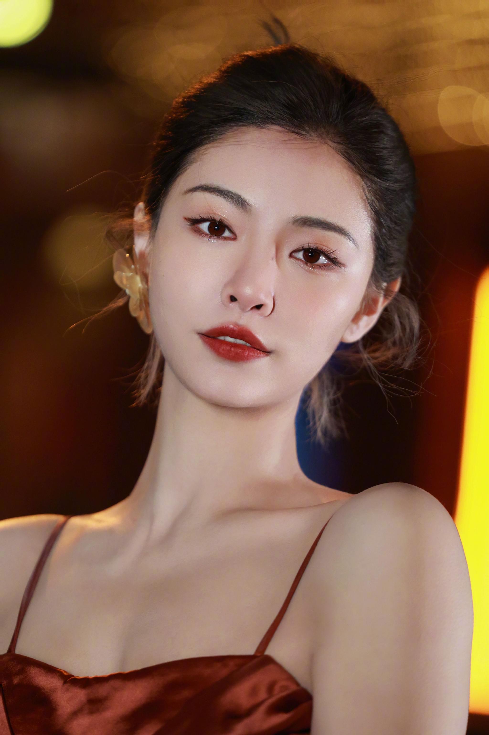 许佳琪今日活动造型,冷眼复古长裙造型真的有拿捏到一些气质!