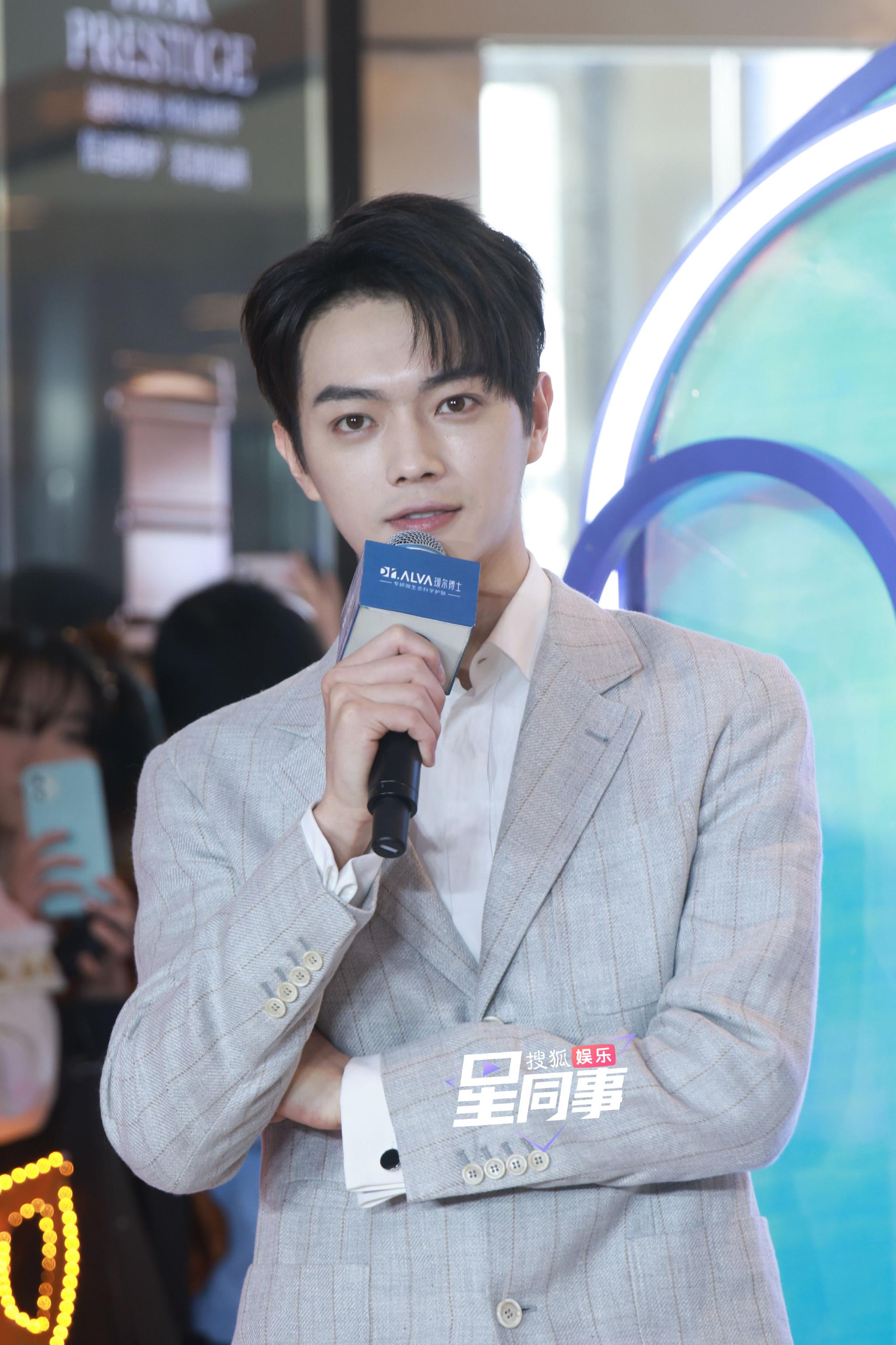 许凯|格纹|造型_新浪新闻