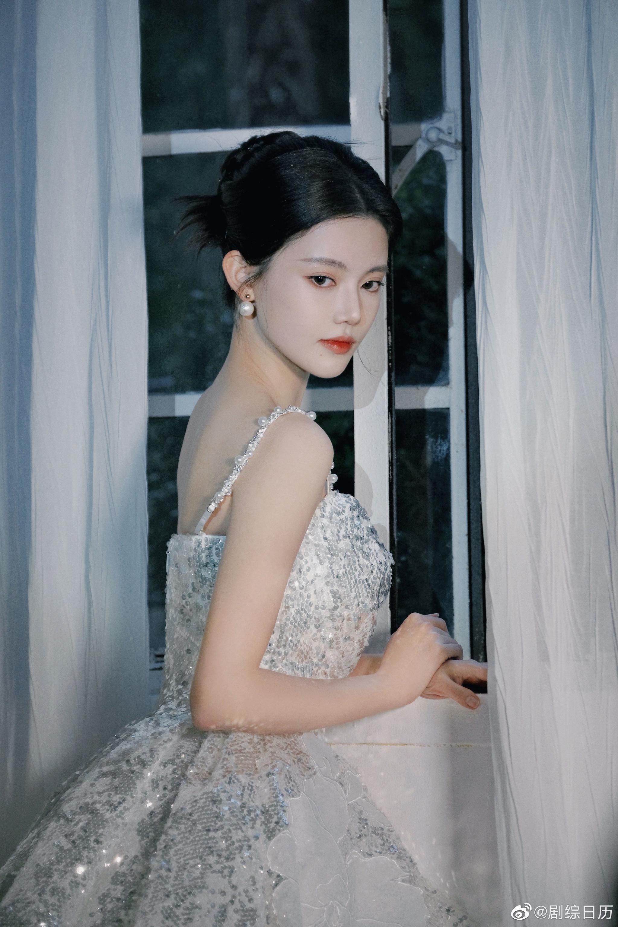 孙珍妮生日写真大片盘发77公主裙甜美灵动的俏皮小公主