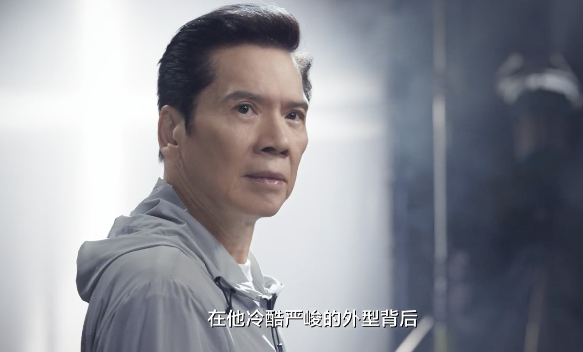 72岁向华强首度出山!免费为向佐拍广告,向太激动感慨:父爱伟大