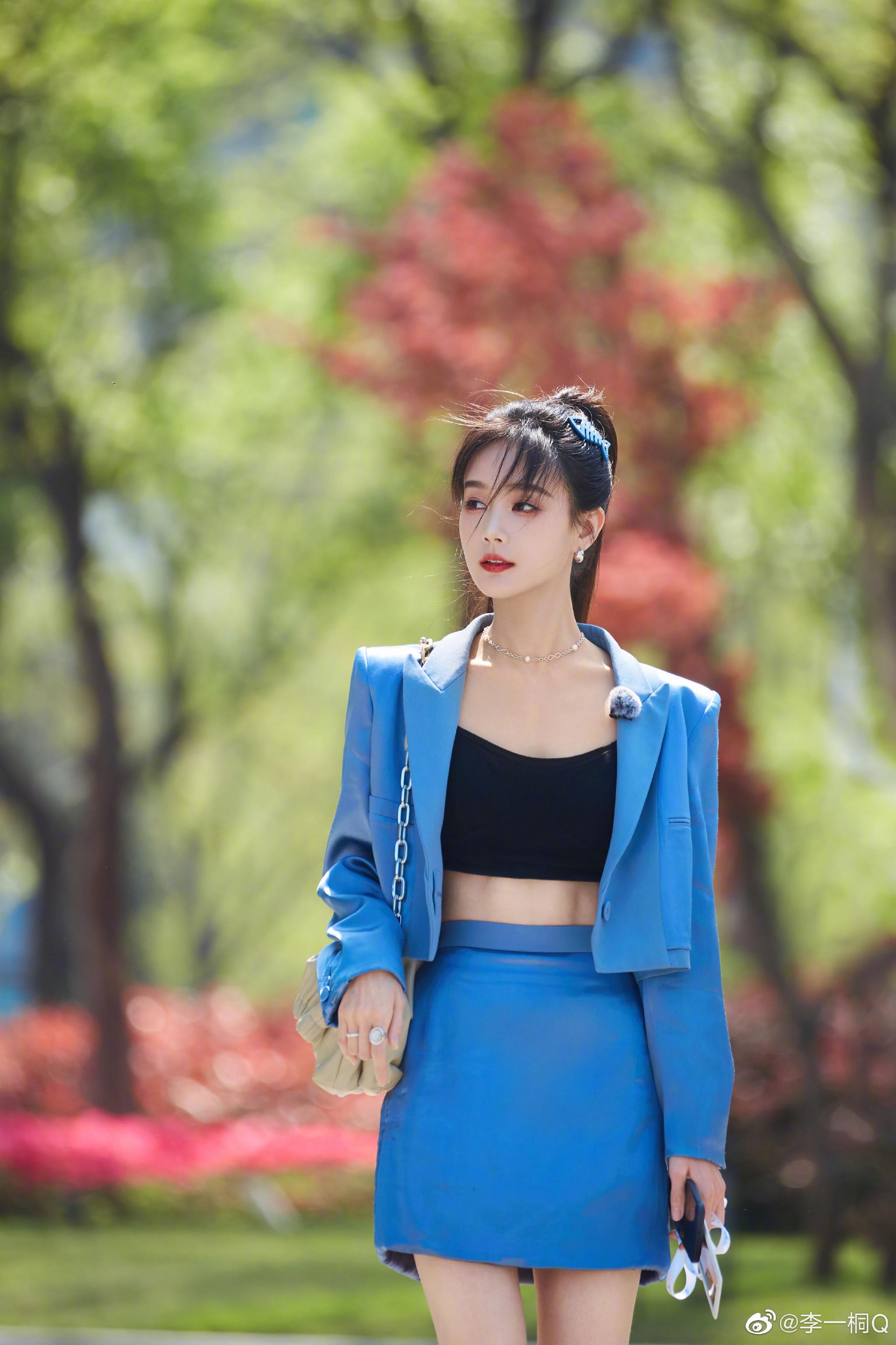 李一桐蓝色套装造型9615 蓝色小鱼发夹好可爱,李老师氧气感美女