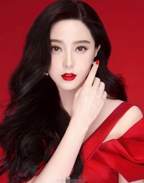 如今的范冰冰可谓是在时尚圈依旧是炙手可热的女王,不论是演绎出霸气