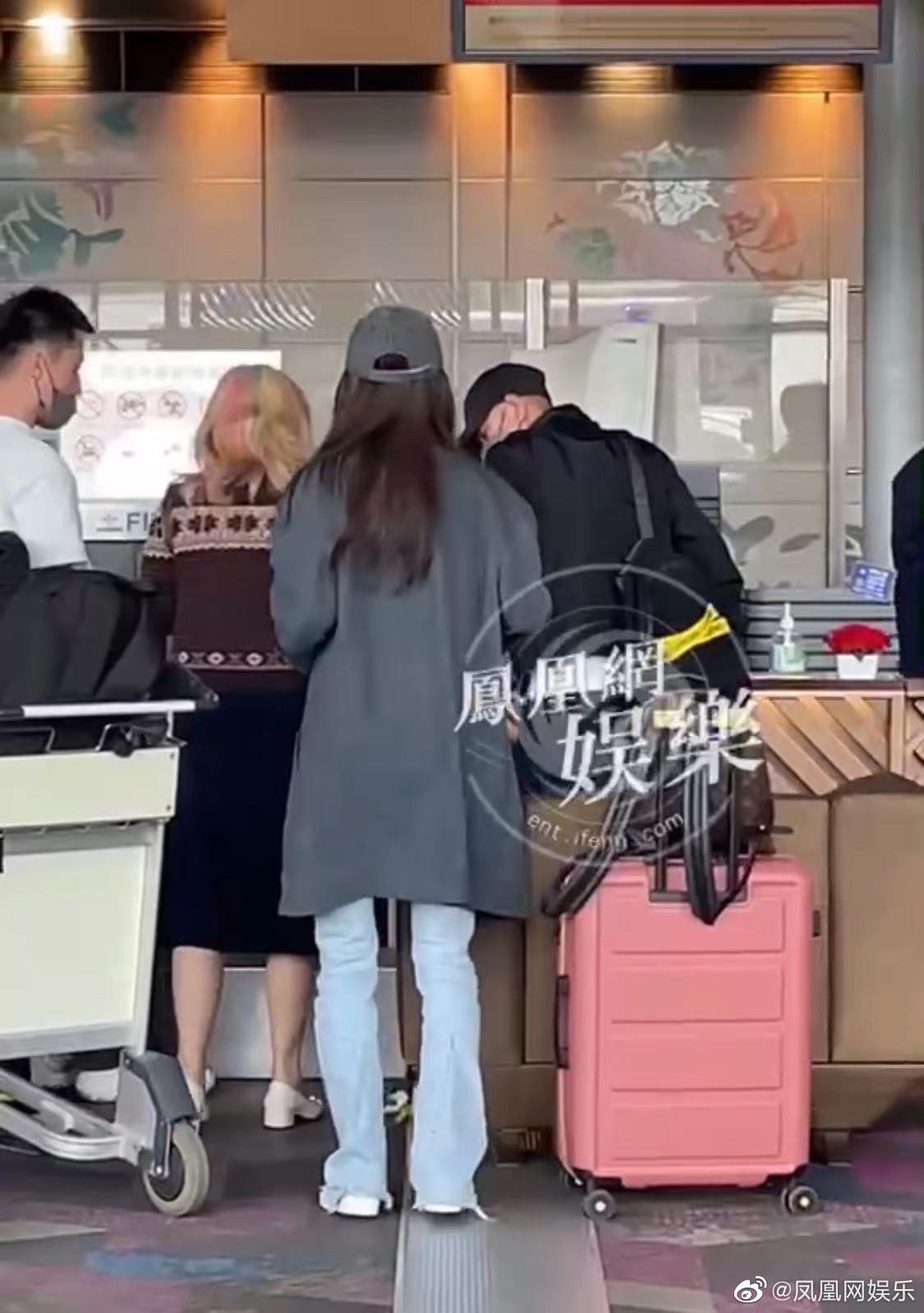 文章带女友一家三亚旅游__财经头条