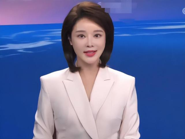 对比胡蝶现在的近照,发现她容貌与身材基本上变化不大,少了些许胶原