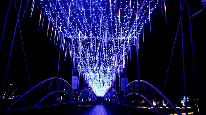 梦幻隧道……灯光里处处有别致的景观:皓月当空,璀璨夜景在这里上演!