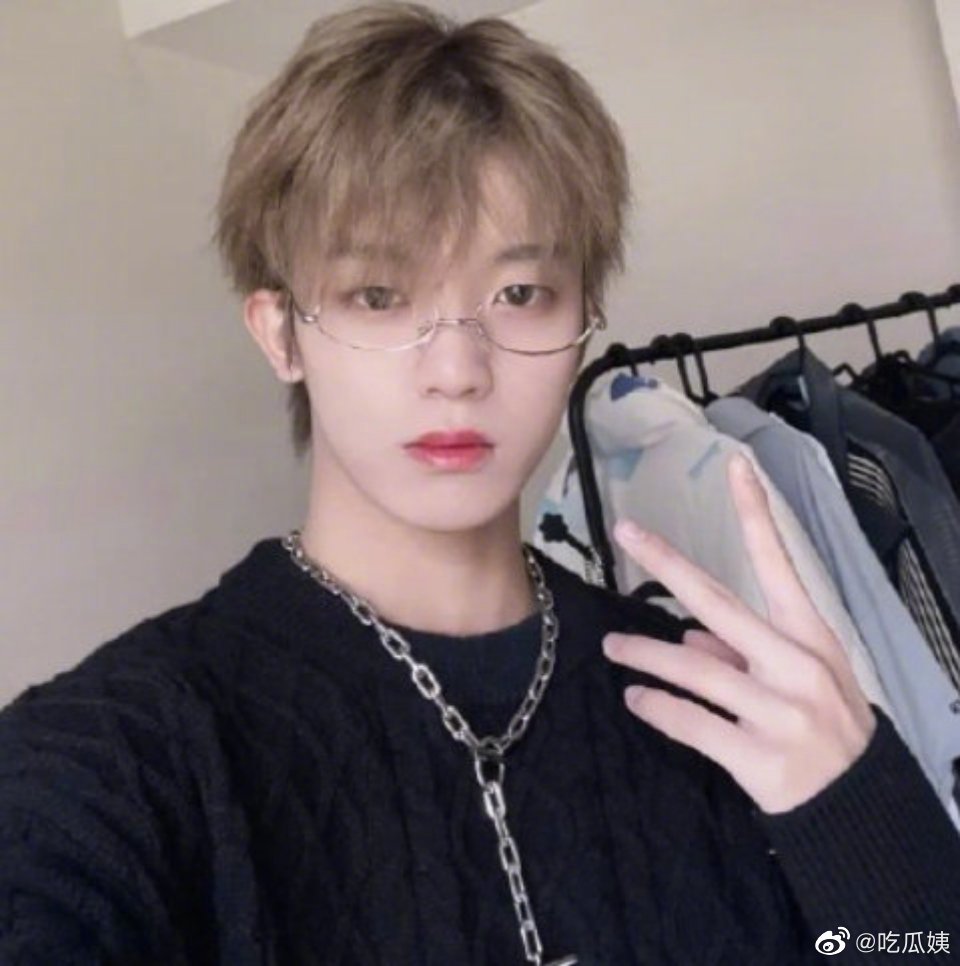 孙亦航换头像了,还有新鲜的三张比手势的自拍