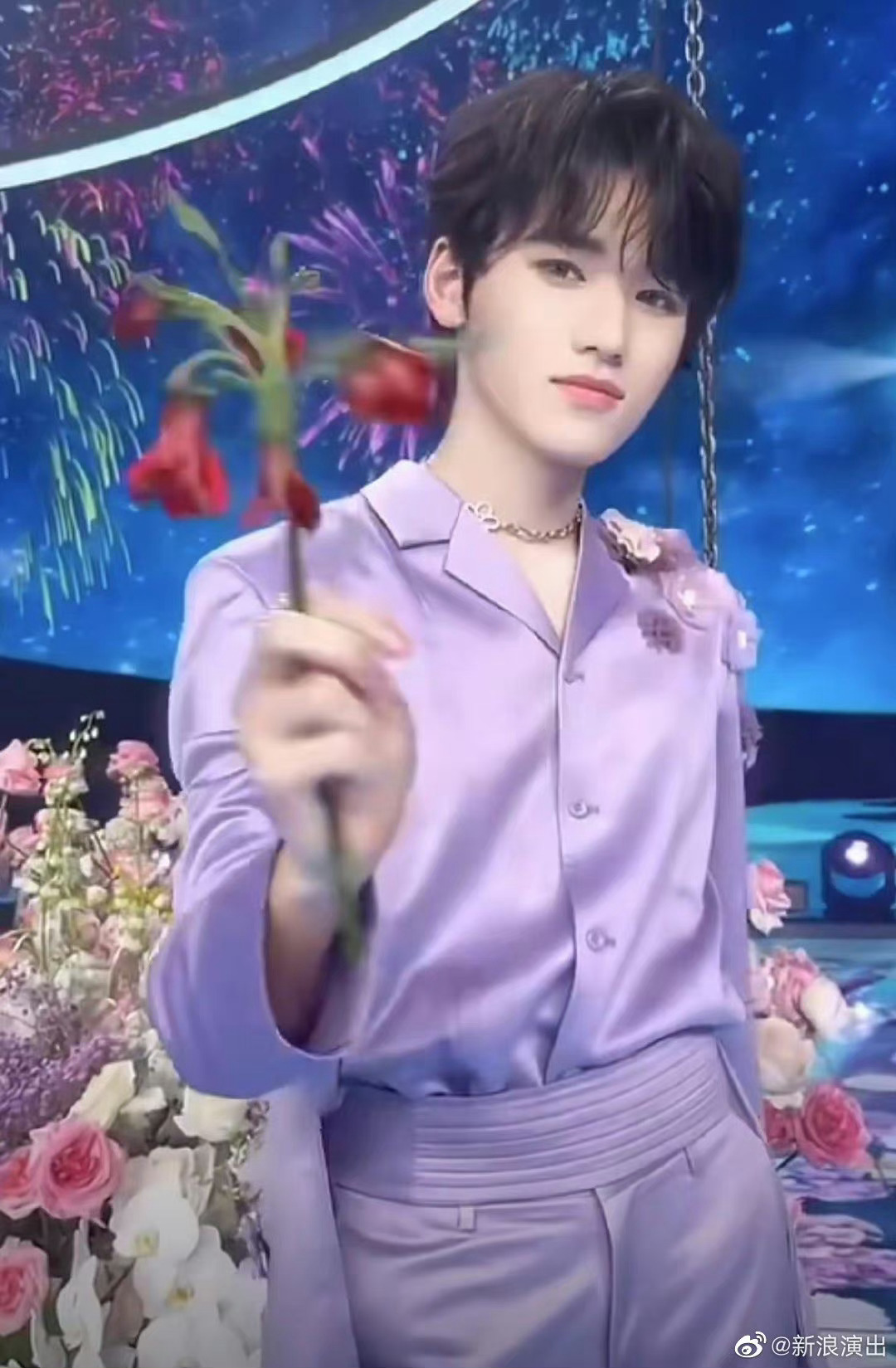 手指纤细修长 紫色套装好蛊……|宋亚轩|心坎|紫色_新浪新闻