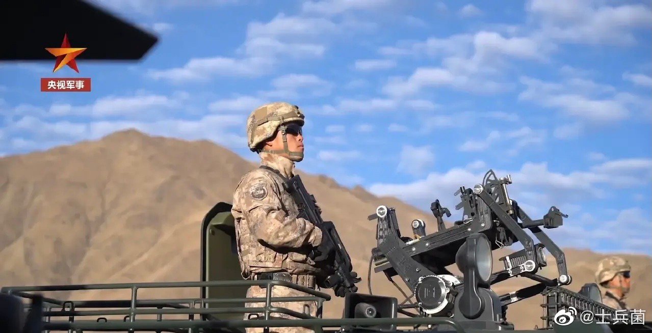 穿着星空迷彩的武警战士就是帅