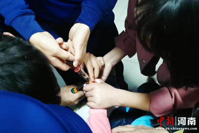 河南长葛：4岁女孩手指被卡输液瓶盖 消防队员暖心破拆成功救援休闲区蓝鸢梦想 - Www.slyday.coM