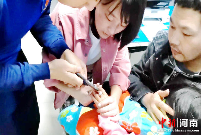 河南长葛：4岁女孩手指被卡输液瓶盖 消防队员暖心破拆成功救援休闲区蓝鸢梦想 - Www.slyday.coM