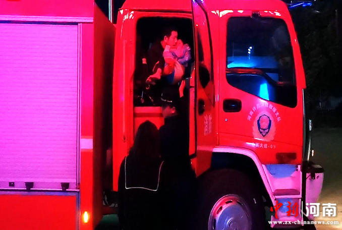 河南长葛：4岁女孩手指被卡输液瓶盖 消防队员暖心破拆成功救援休闲区蓝鸢梦想 - Www.slyday.coM