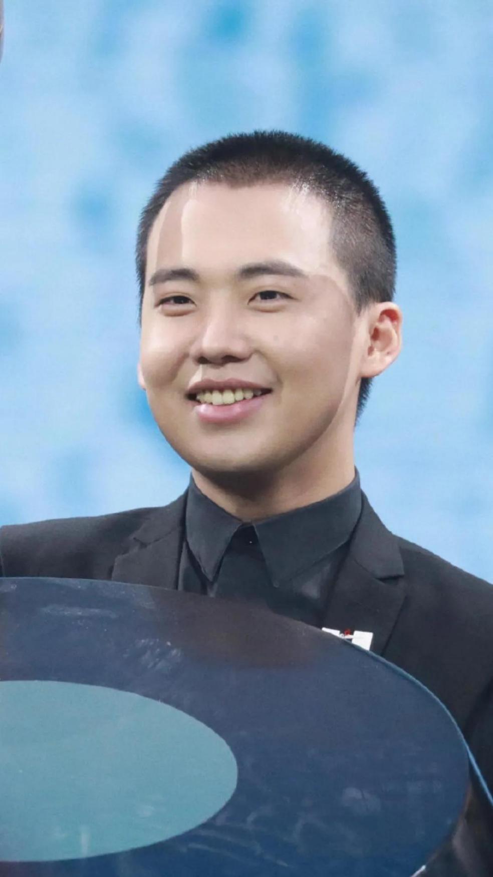 郭麒麟寸头造型出席活动身材发胖憨态可掬越来越像郭德纲