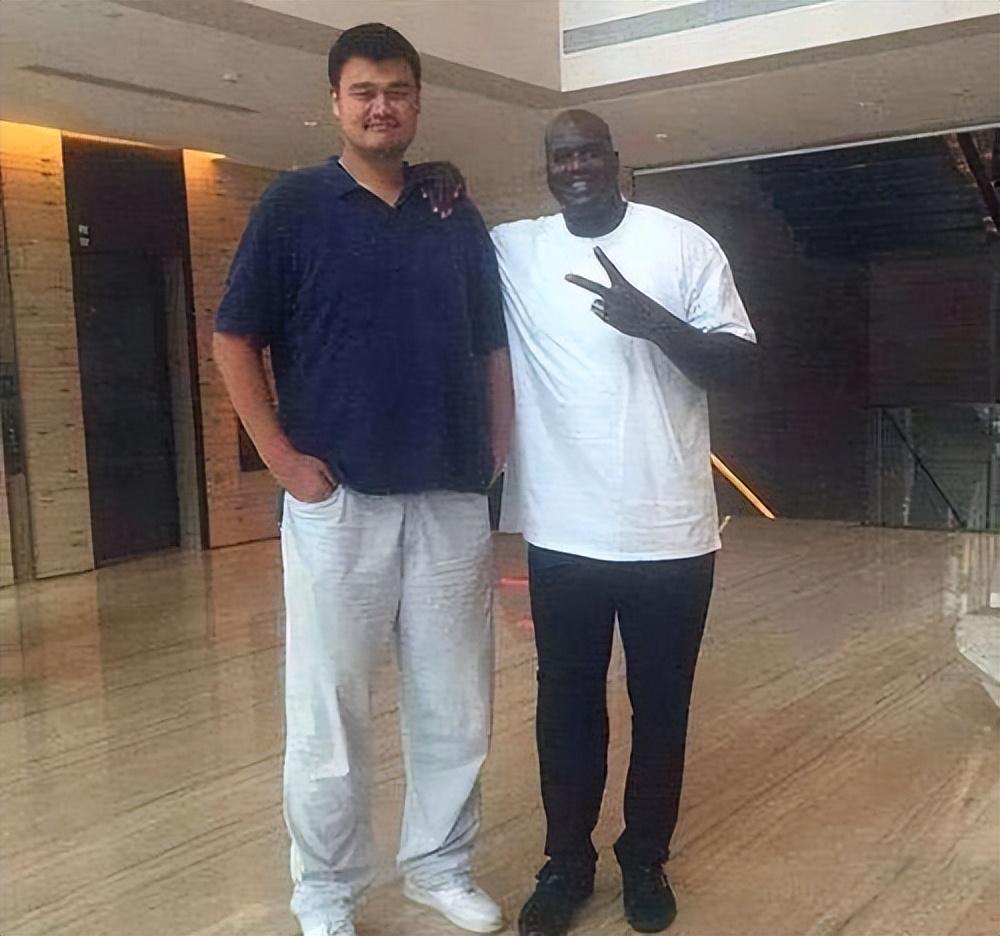 和姚明合影的nba球星:詹姆斯像普通人,300斤奥尼尔都小鸟依人__财经