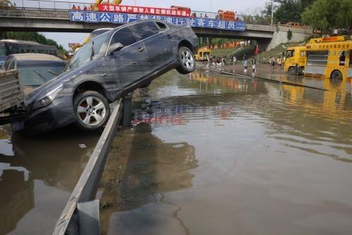 上高速，遇到路面积水“冲过去”还是“绕过去”？