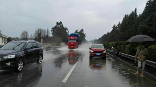 上高速，遇到路面积水“冲过去”还是“绕过去”？