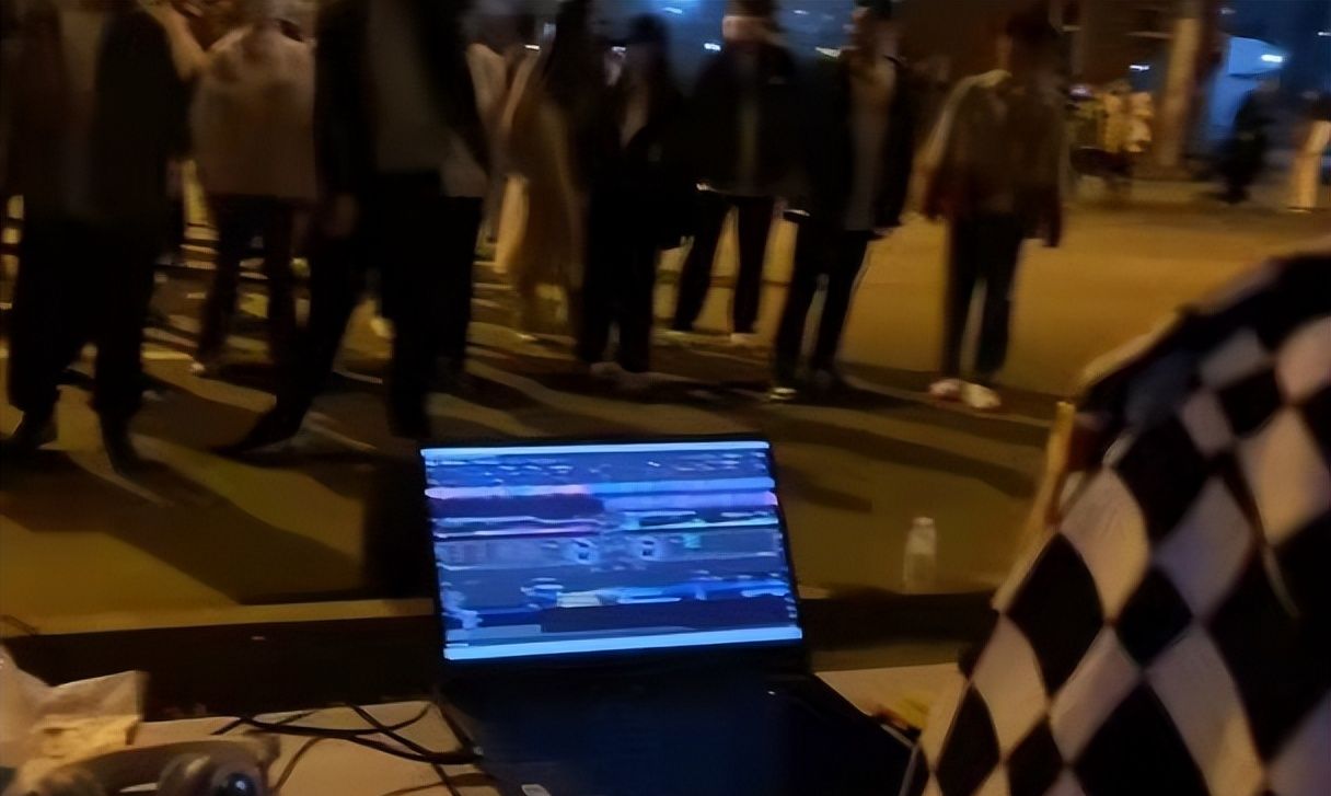 封校后大学生跳广场舞，现场居然还有dj助阵，网友：大妈看傻了休闲区蓝鸢梦想 - Www.slyday.coM