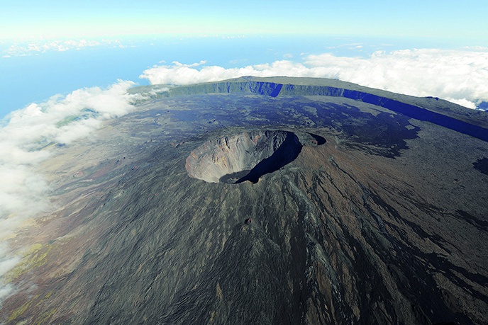 留尼汪岛是西南印度洋马斯克林群岛中的一个火山岛